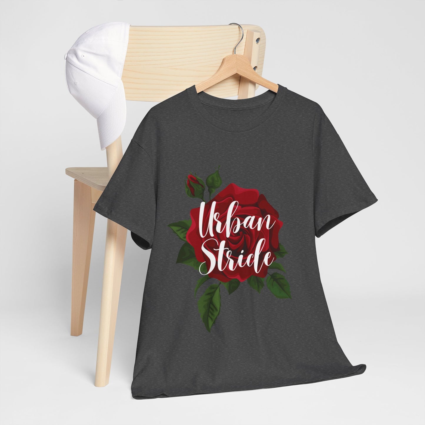 T-shirt con scritta "UrbanStride Vintage Flower