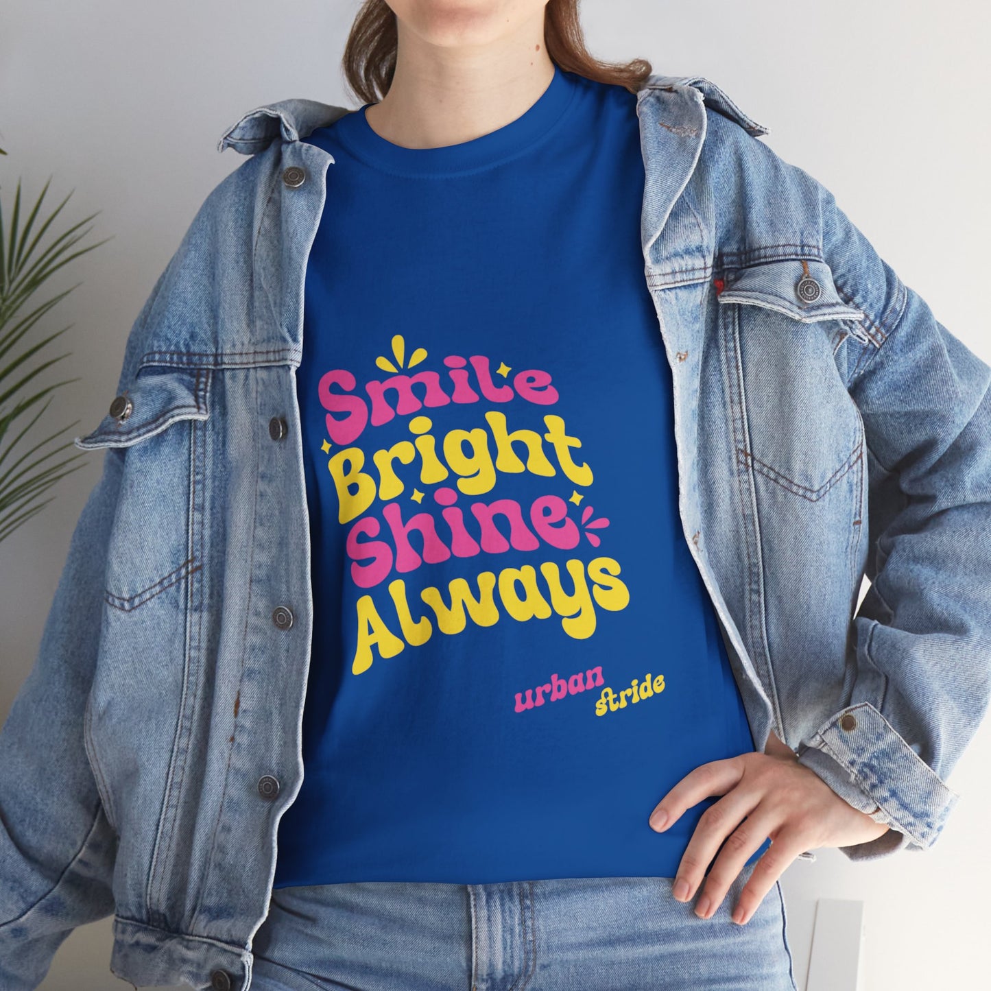 T-shirt con scritta "Smile bright shine always"