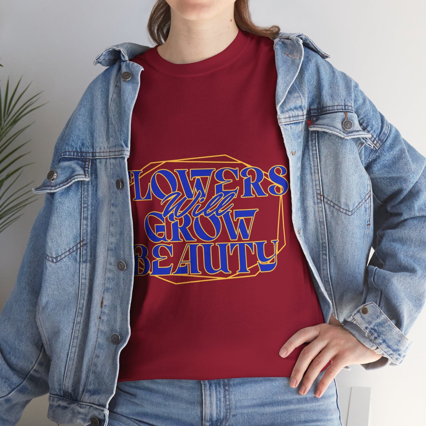 T-shirt con scritta "Flowers will growth beauty"