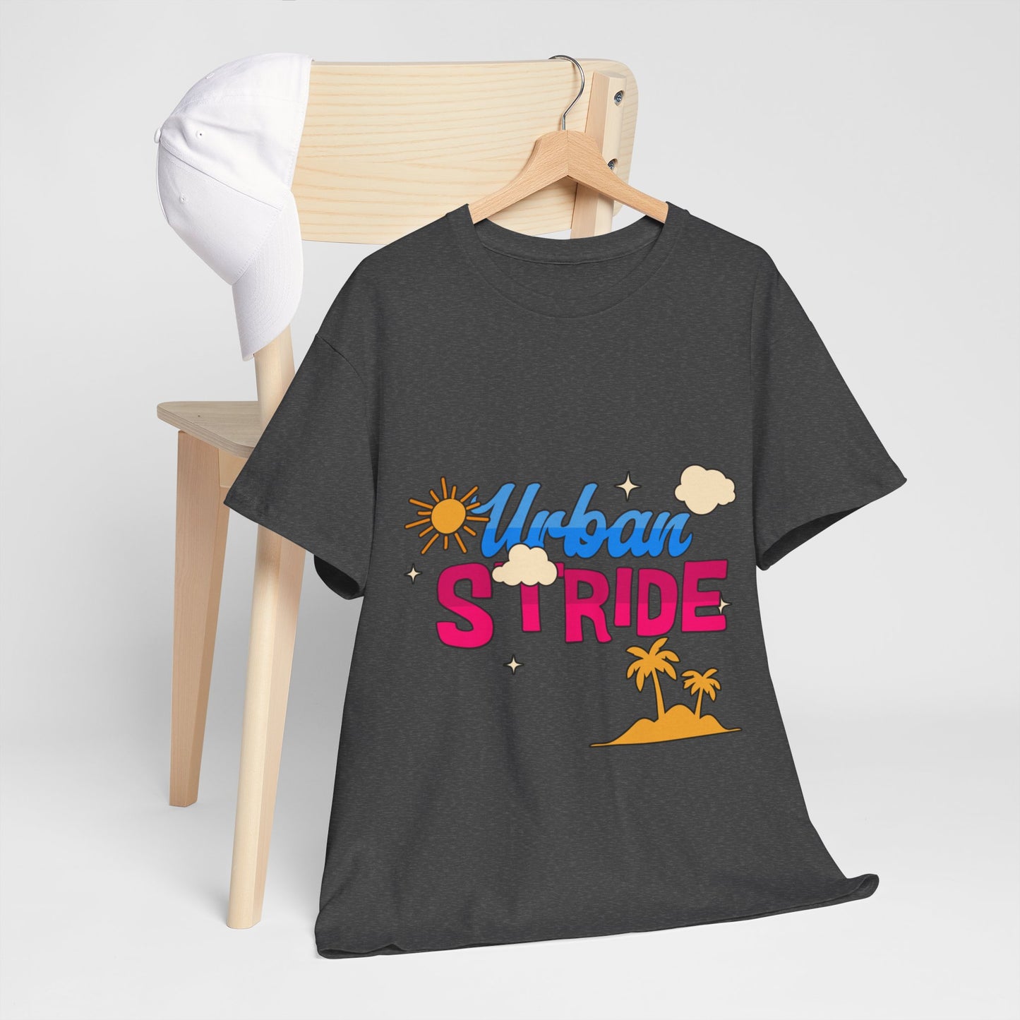 T-shirt con scritta "Urbanstride"al mare