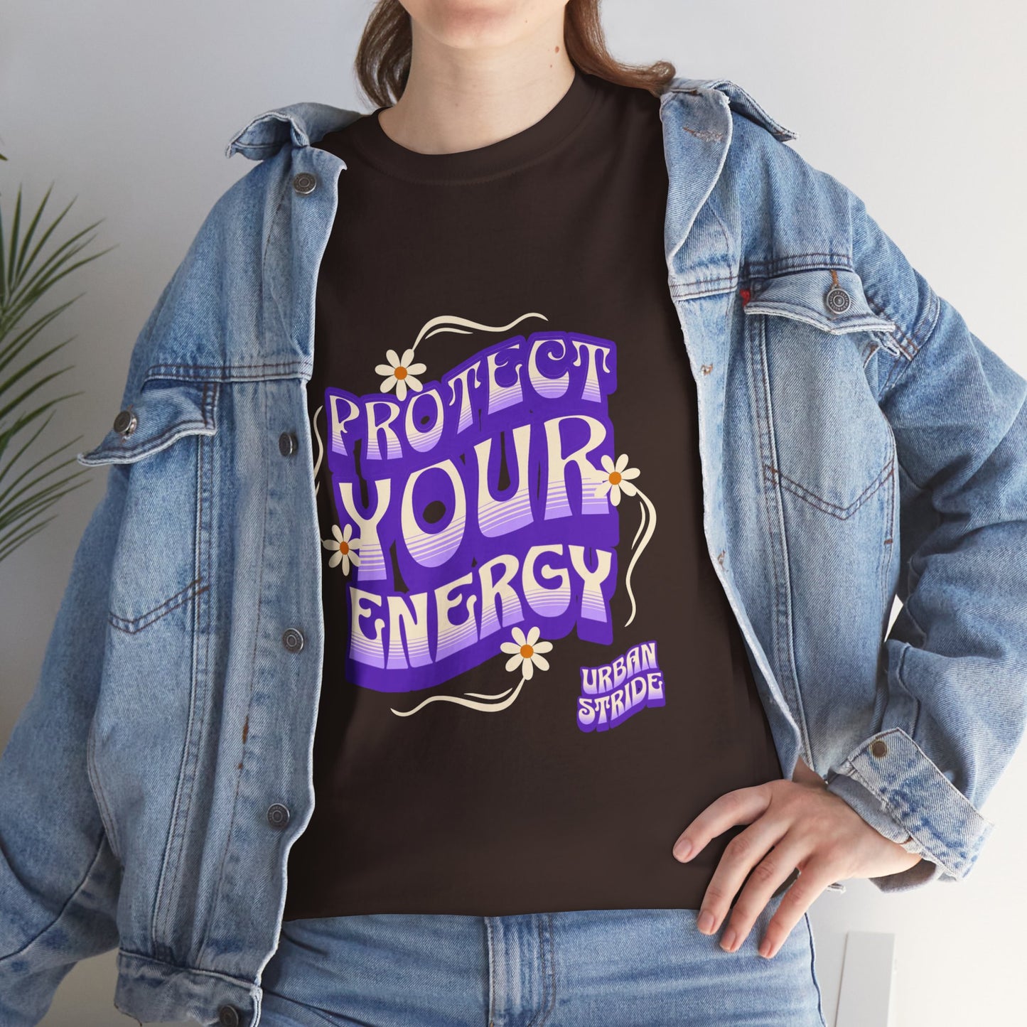 T-shirt con scritta "Protect your energy"