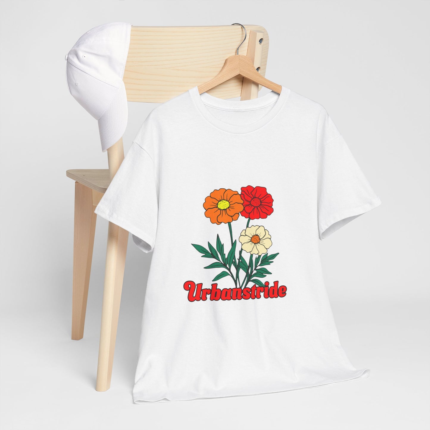 T-shirt con rappresentazione di fiori e scritta "Urbanstride"