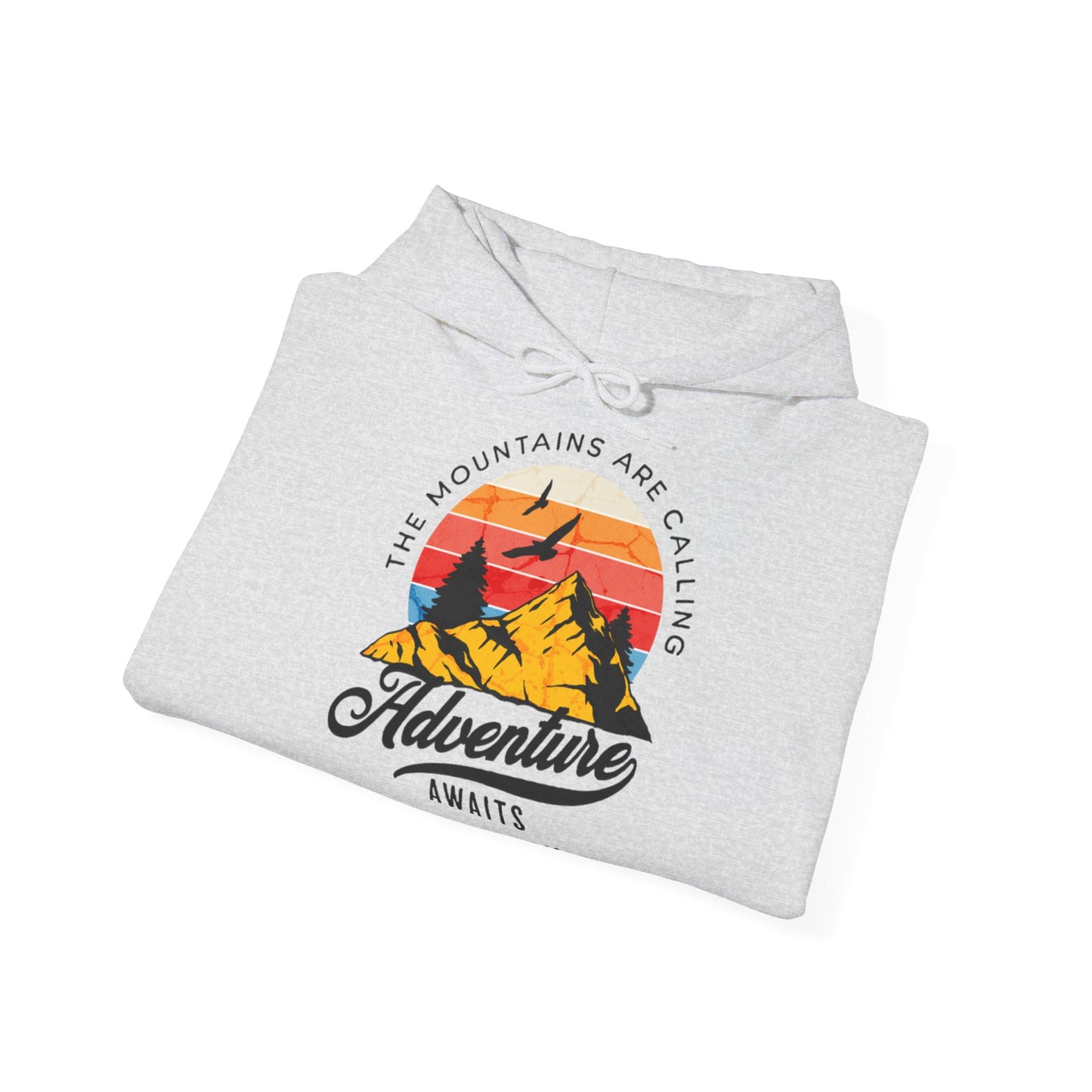 Felpa con scritta "The mountains are calling adventure"