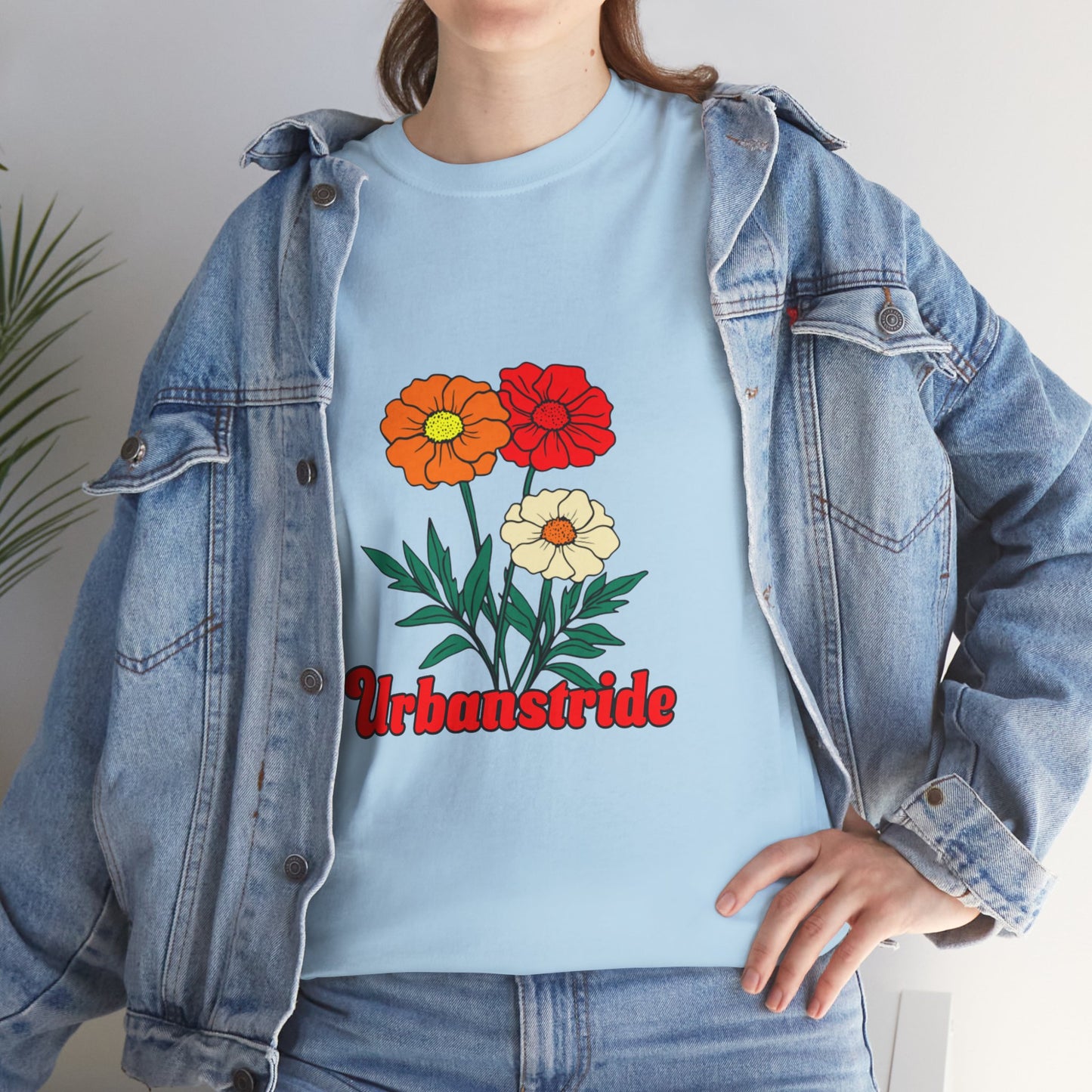 T-shirt con rappresentazione di fiori e scritta "Urbanstride"