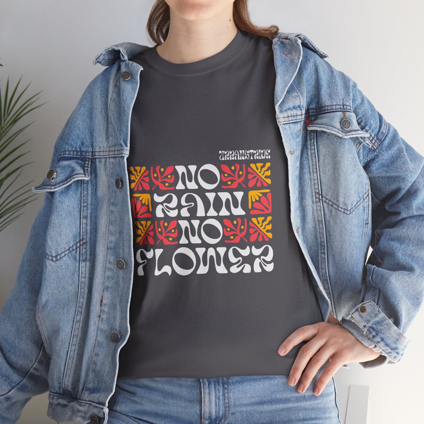 T-shirt con scritta "No rain no flowers"
