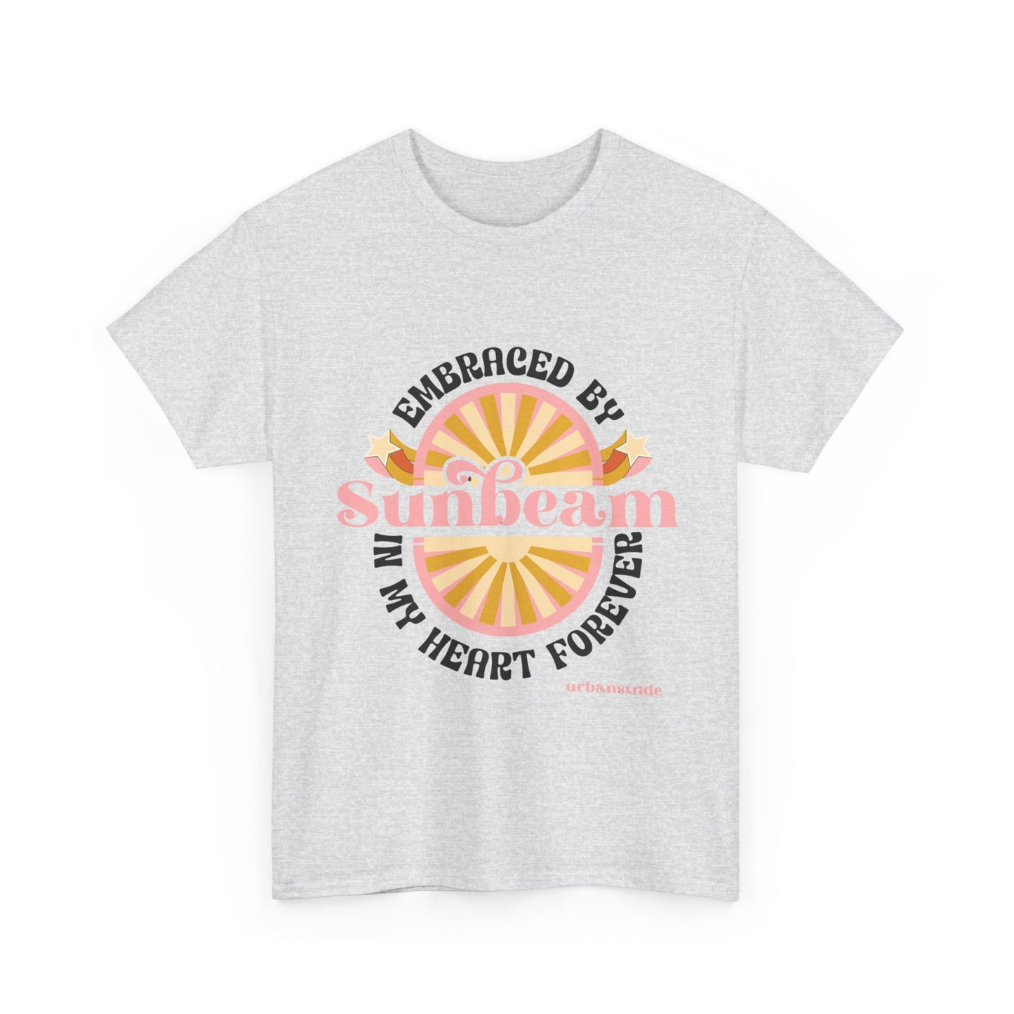 T-shirt con scritta "Embraced by sunbeam in my heart forever"