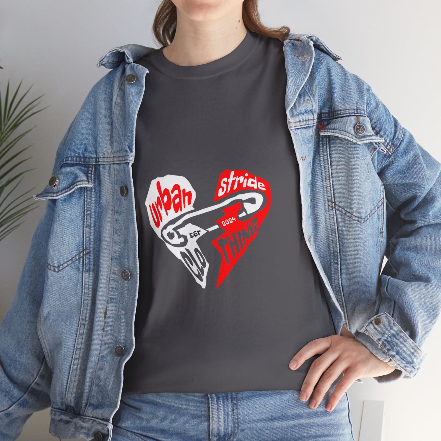 T-shirt con disegno cuore spezzato