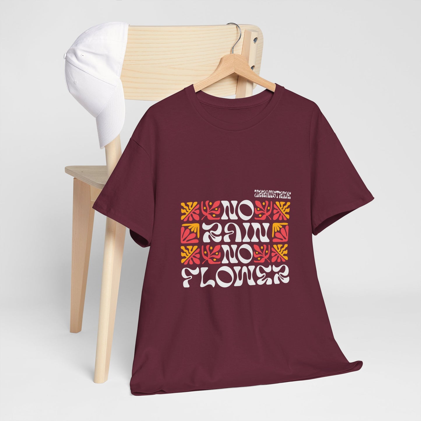 T-shirt con scritta "No rain no flowers"