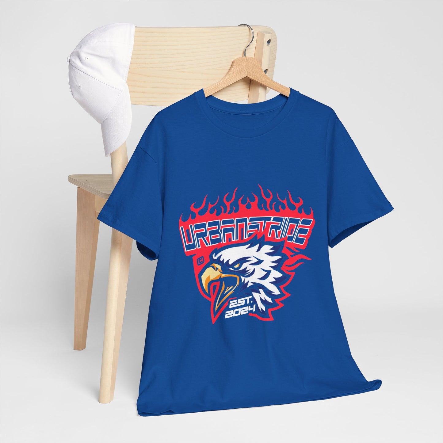 T-shirt con scritta "Urbanstride" e aquila