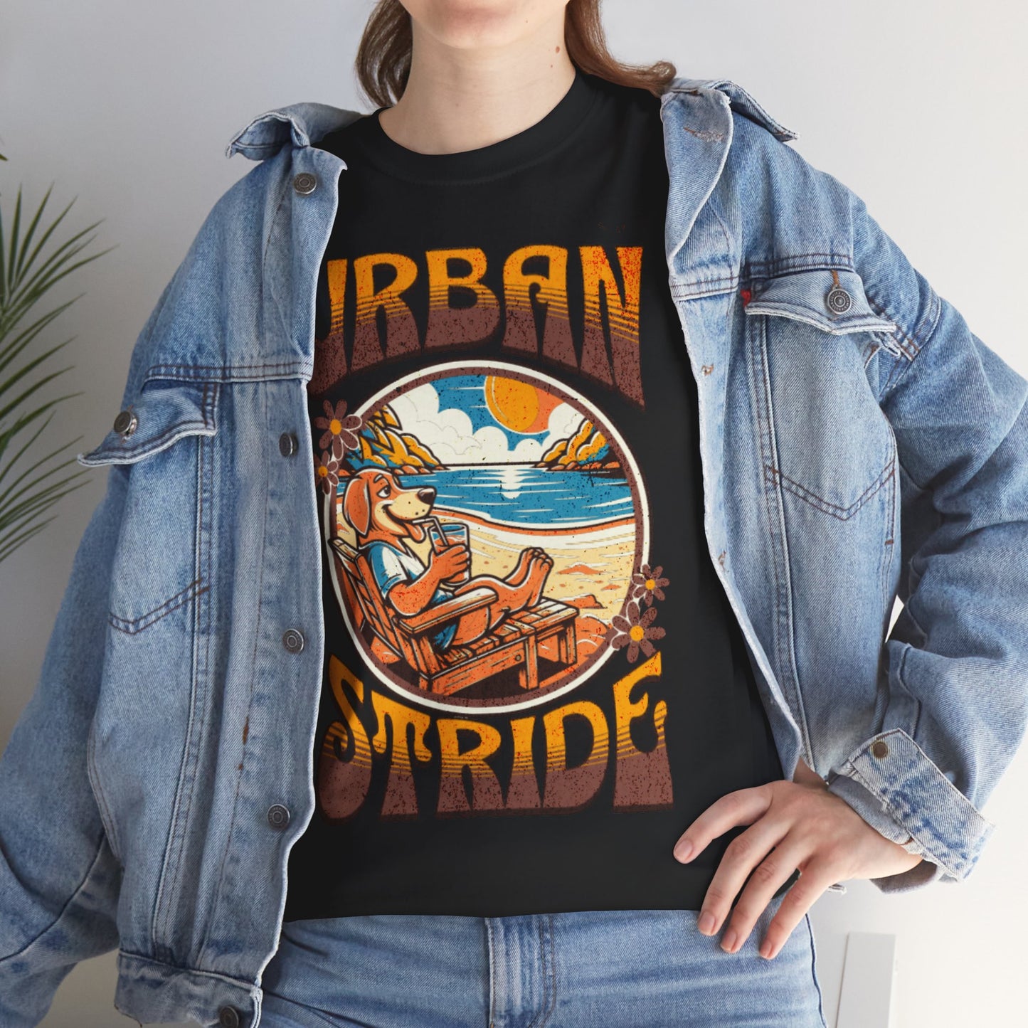 T-shirt con scritta "Urbanstride" e cane