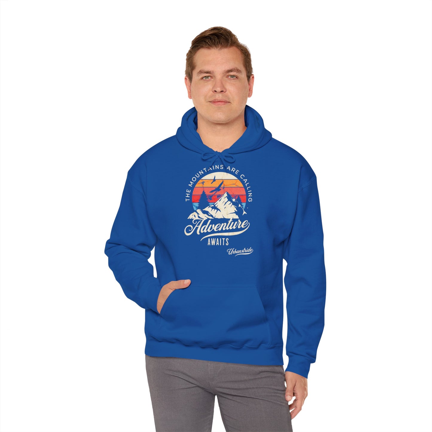 Felpa con scritta "The mountains are calling adventure"