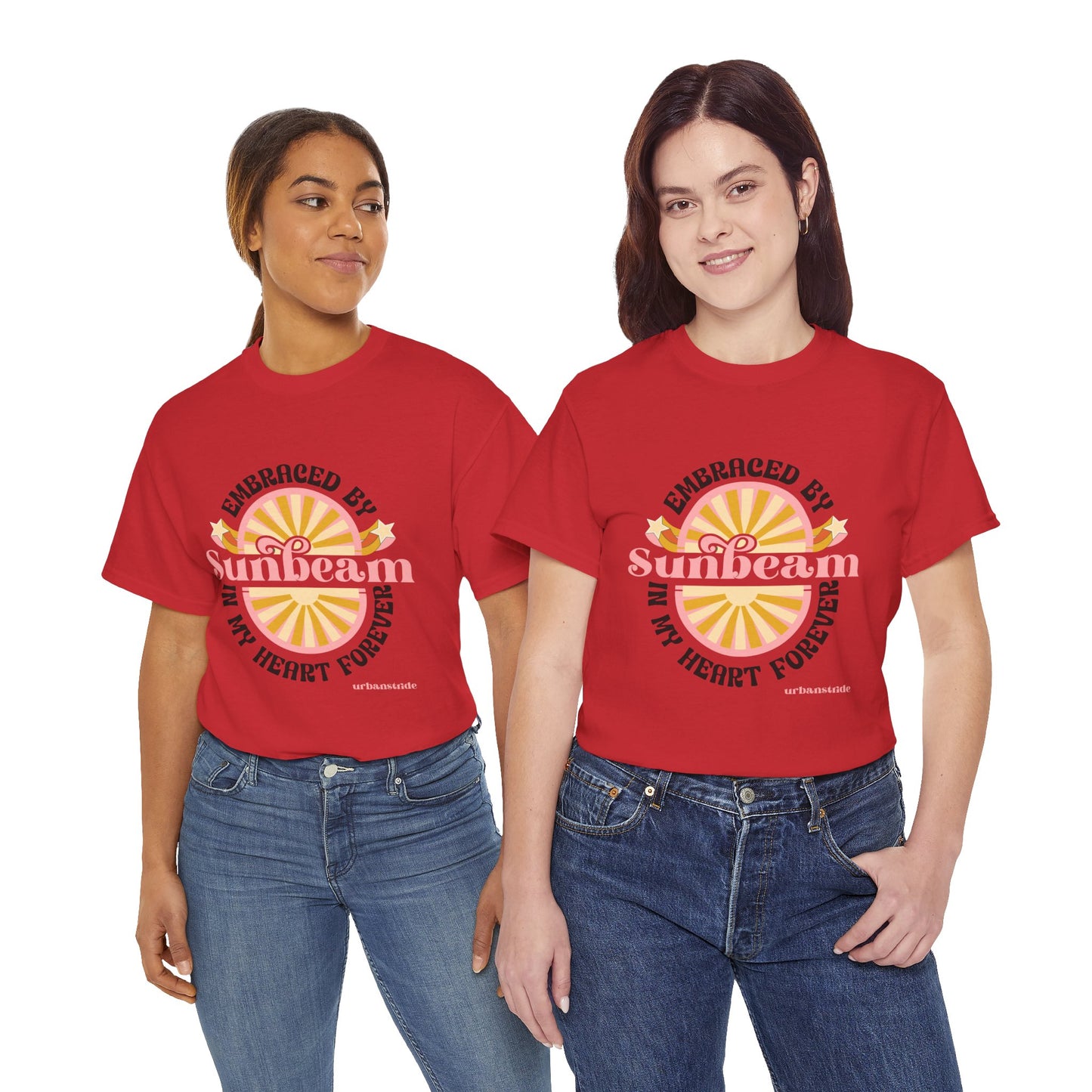 T-shirt con scritta "Embraced by sunbeam in my heart forever"