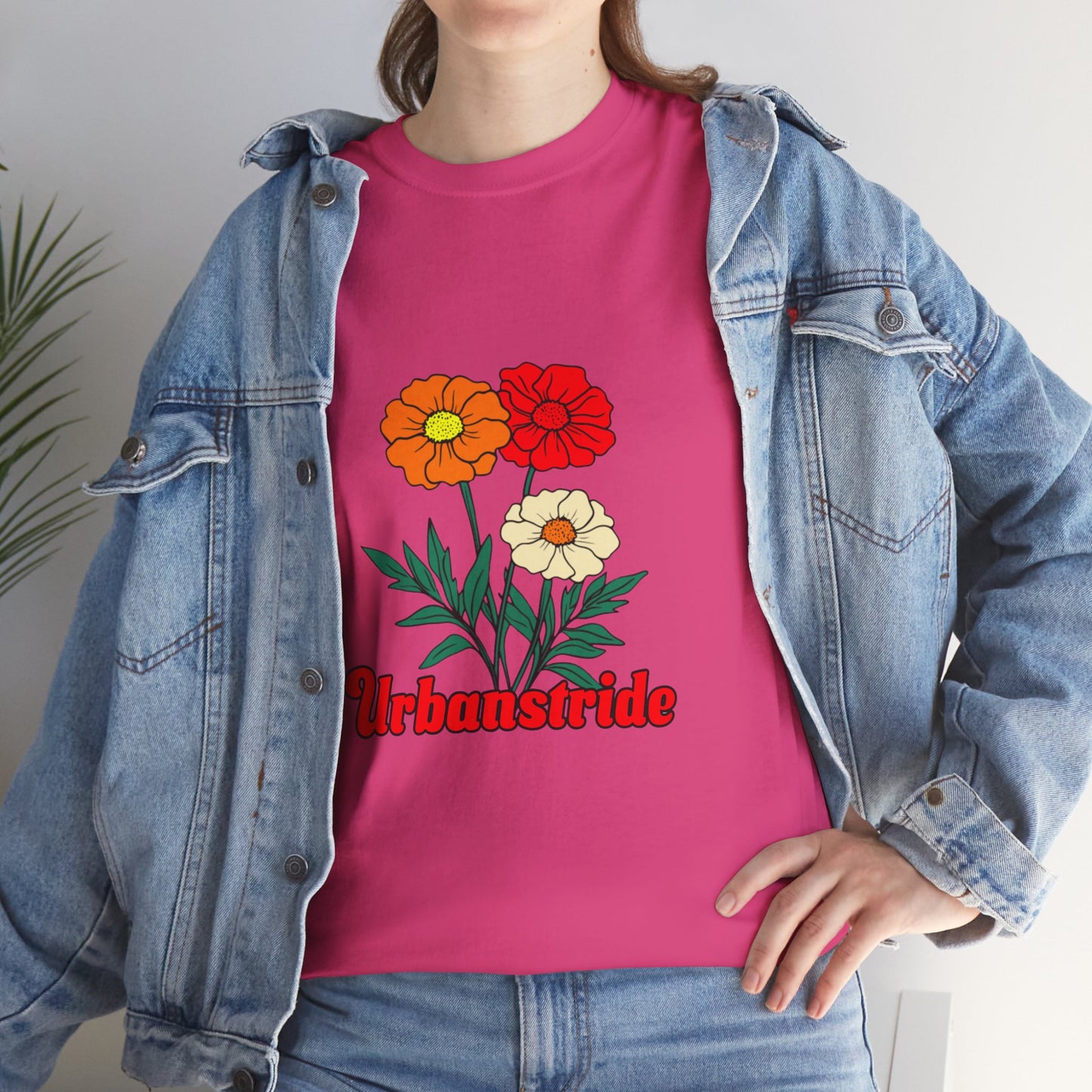T-shirt con rappresentazione di fiori e scritta "Urbanstride"