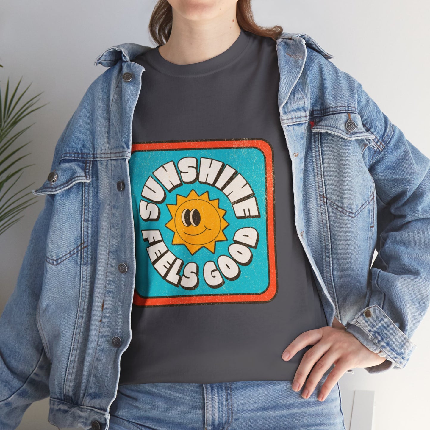 T-shirt con scritta "Sunshine feel good"