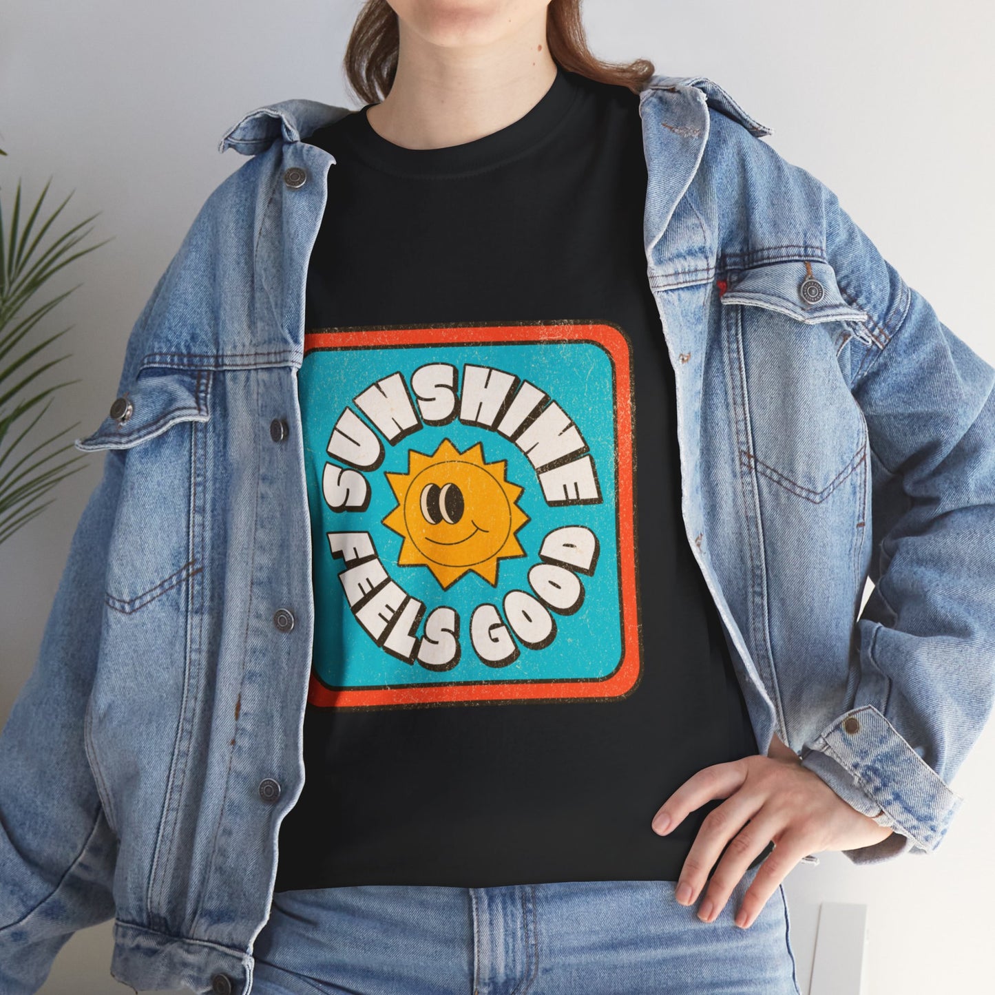 T-shirt con scritta "Sunshine feel good"