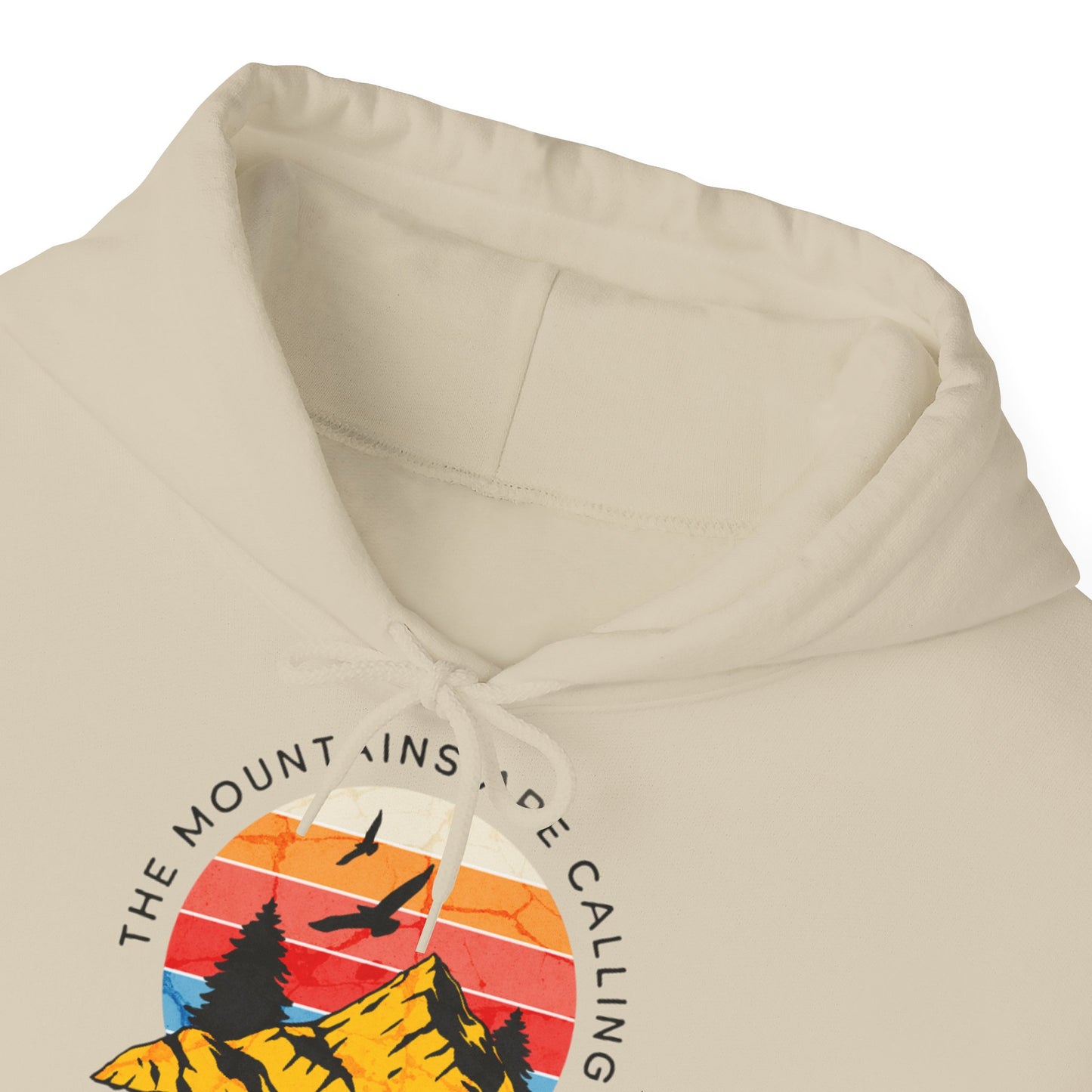 Felpa con scritta "The mountains are calling adventure"