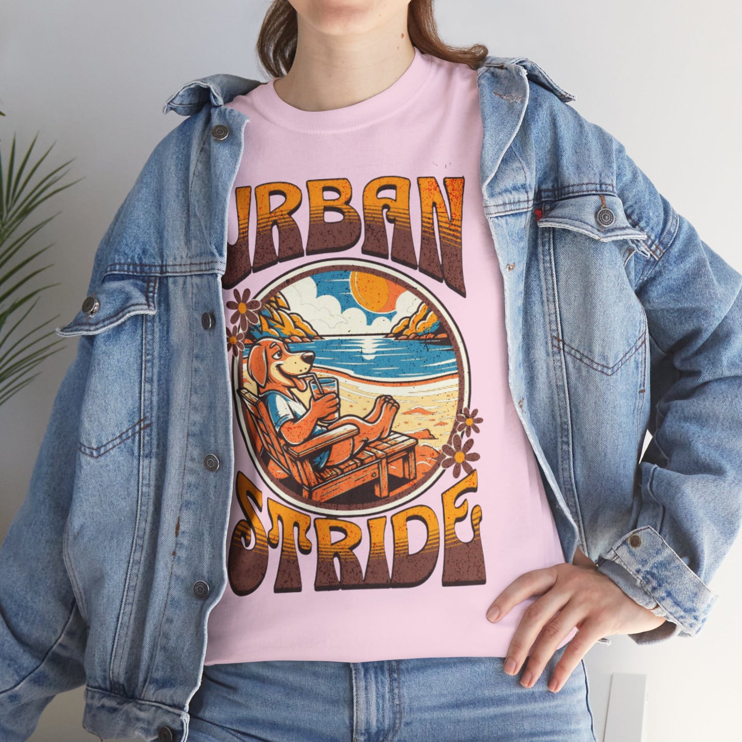T-shirt con scritta "Urbanstride" e cane