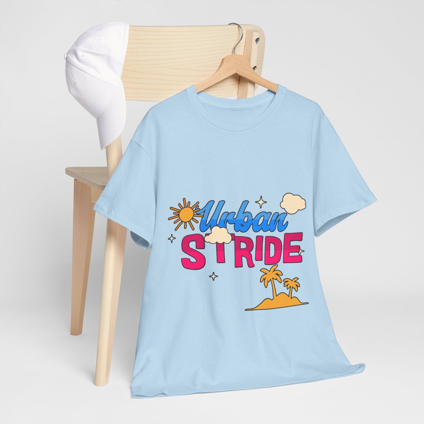 T-shirt con scritta "Urbanstride"al mare