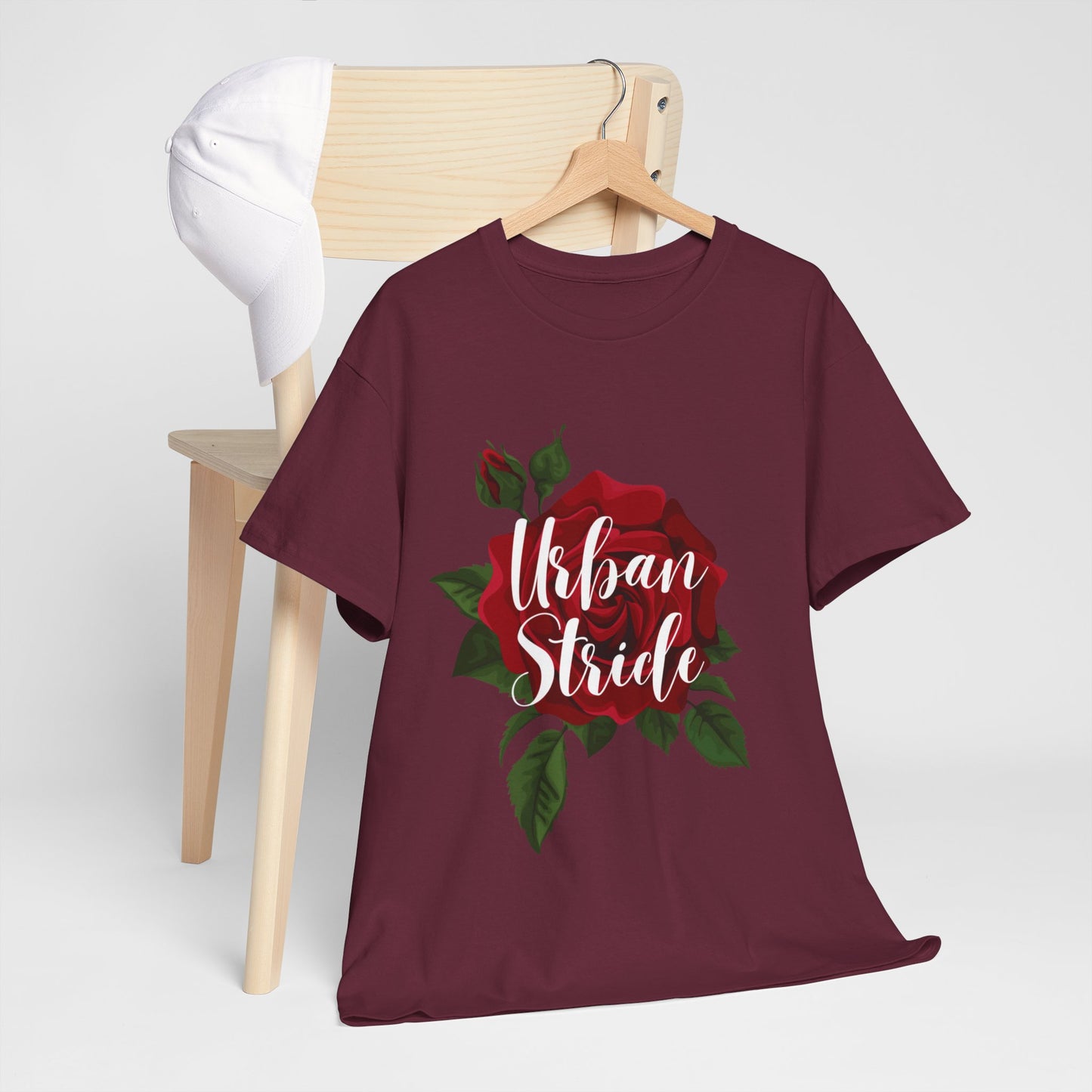 T-shirt con scritta "UrbanStride Vintage Flower
