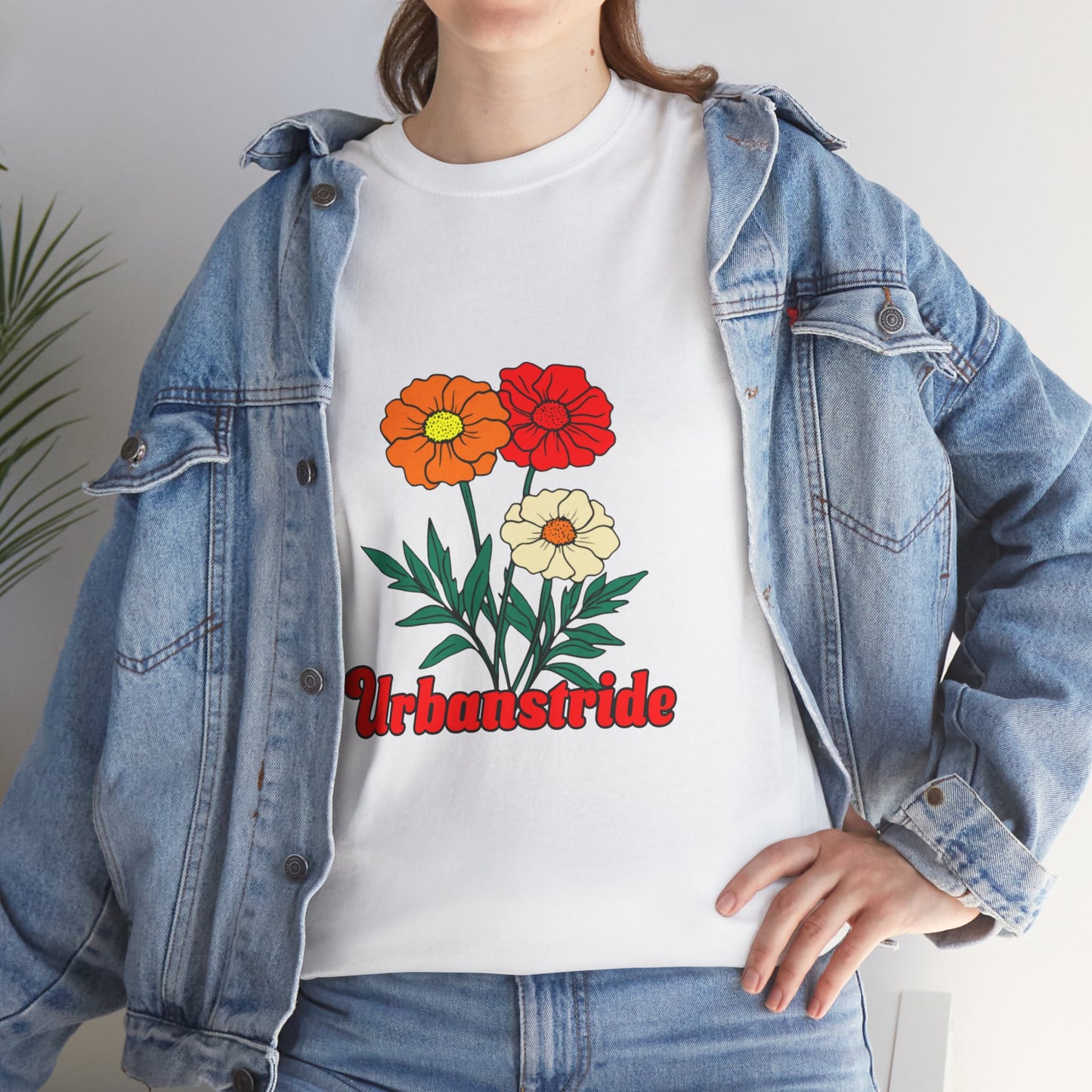T-shirt con rappresentazione di fiori e scritta "Urbanstride"
