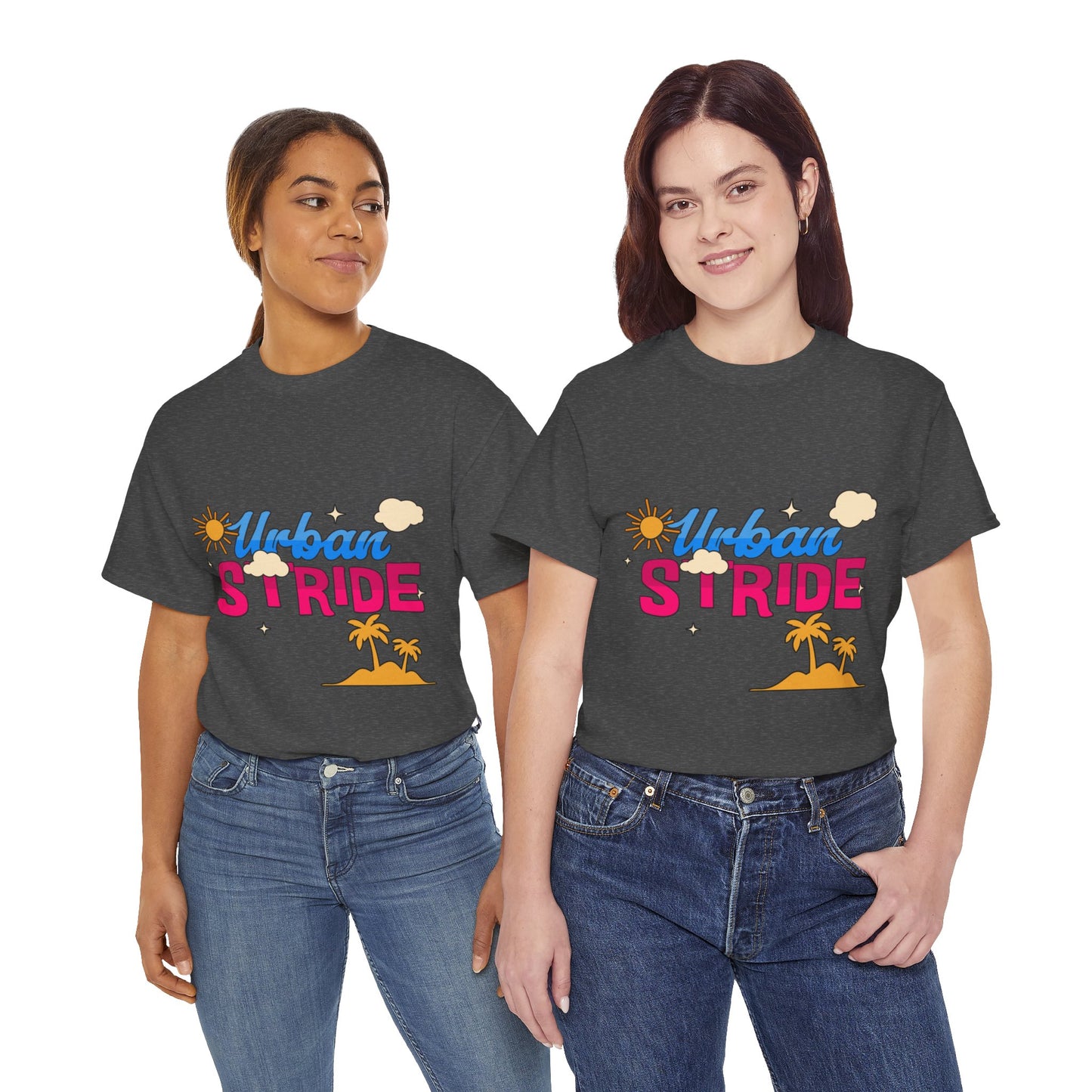 T-shirt con scritta "Urbanstride"al mare