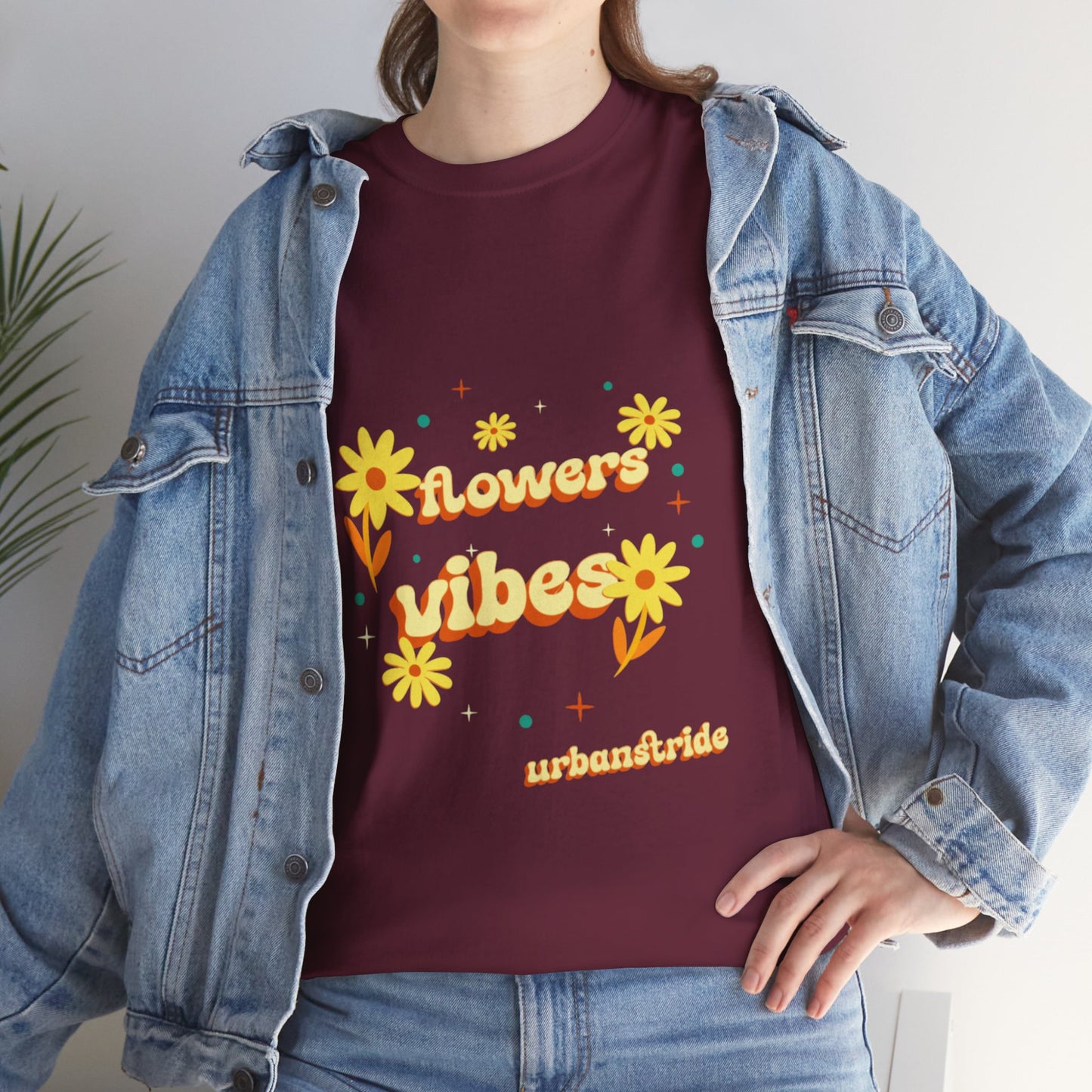 T-shirt con scritta "Flowers vibes"