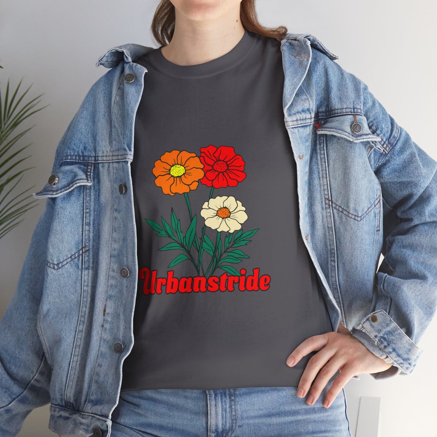 T-shirt con rappresentazione di fiori e scritta "Urbanstride"