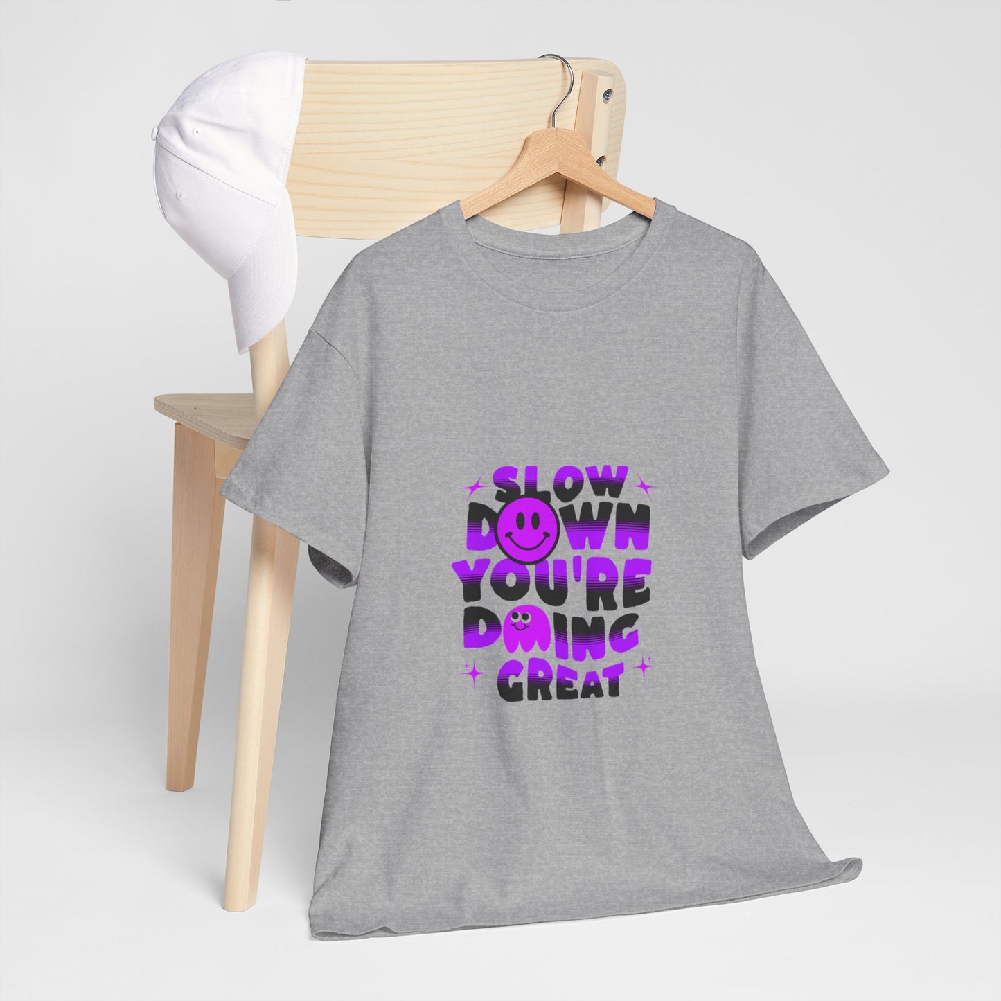 T-shirt con scritta "Slow down you doing great"