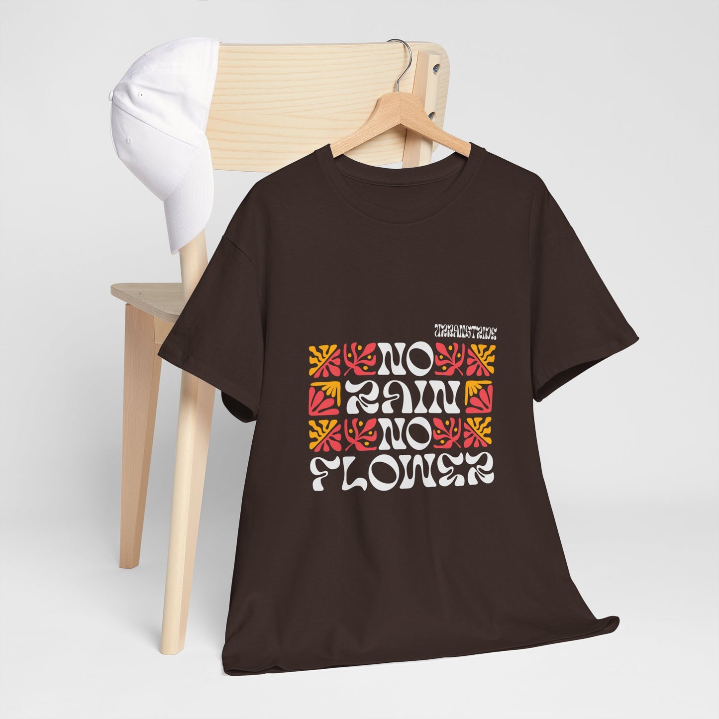 T-shirt con scritta "No rain no flowers"