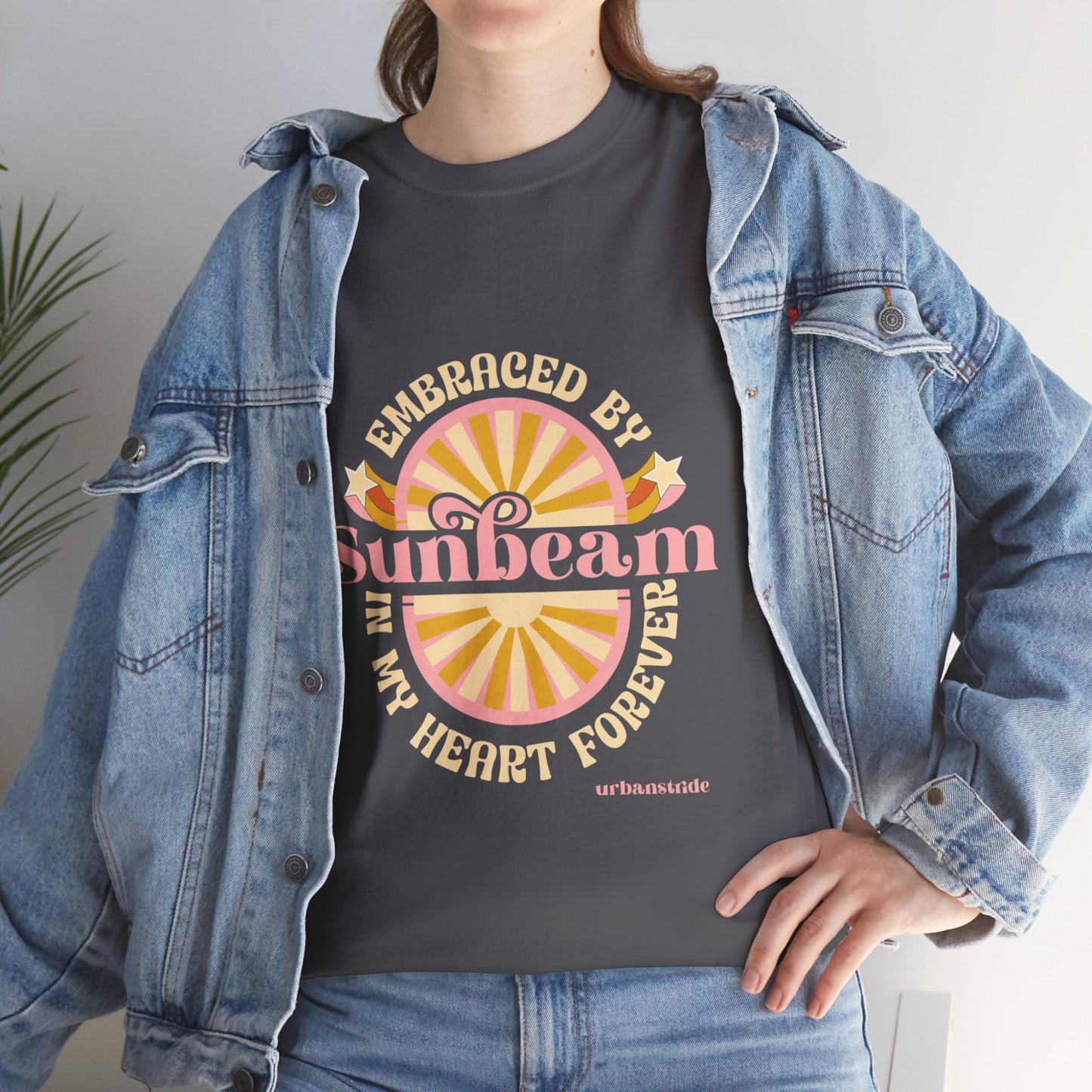 T-shirt con scritta "Embraced by sunbeam in my heart forever"