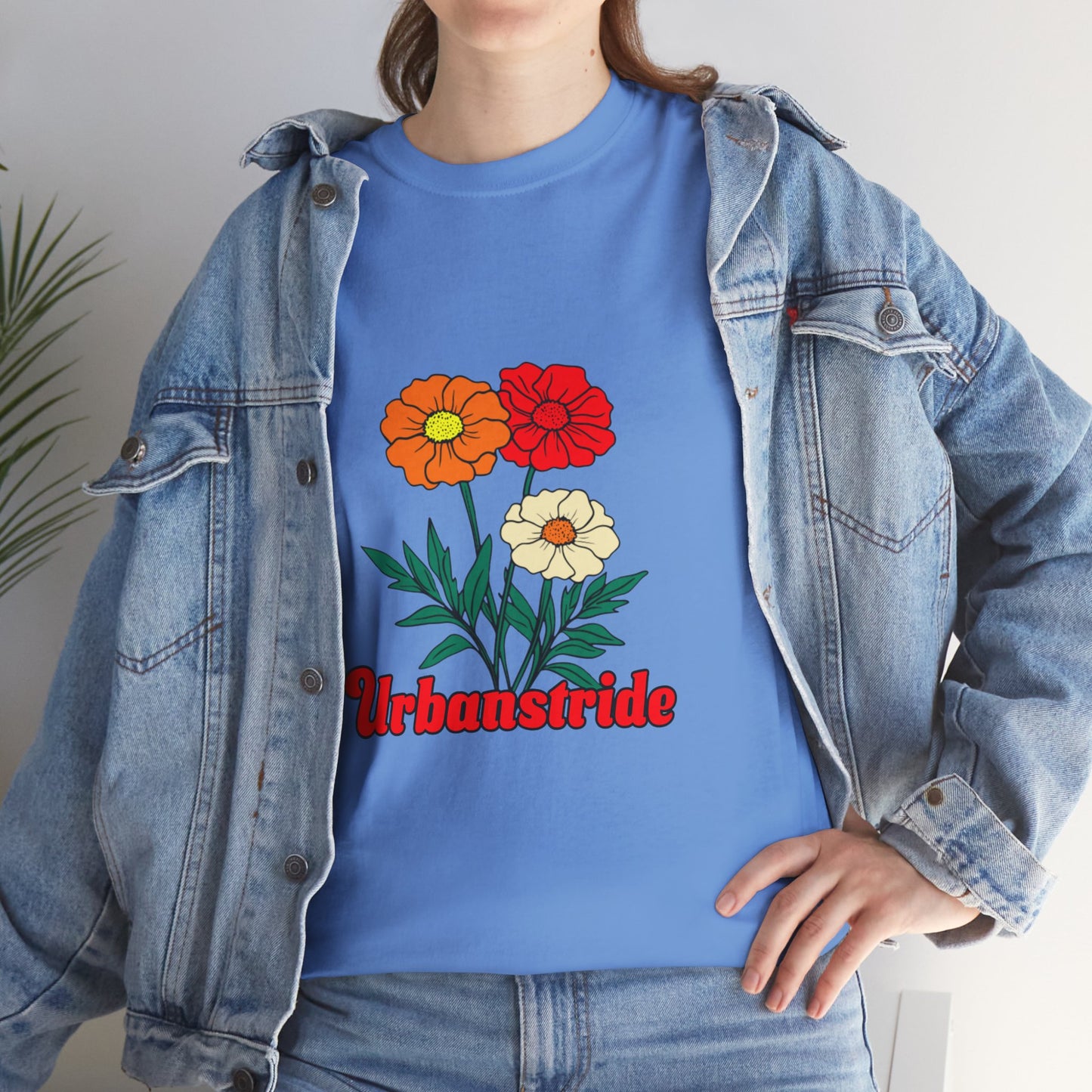 T-shirt con rappresentazione di fiori e scritta "Urbanstride"