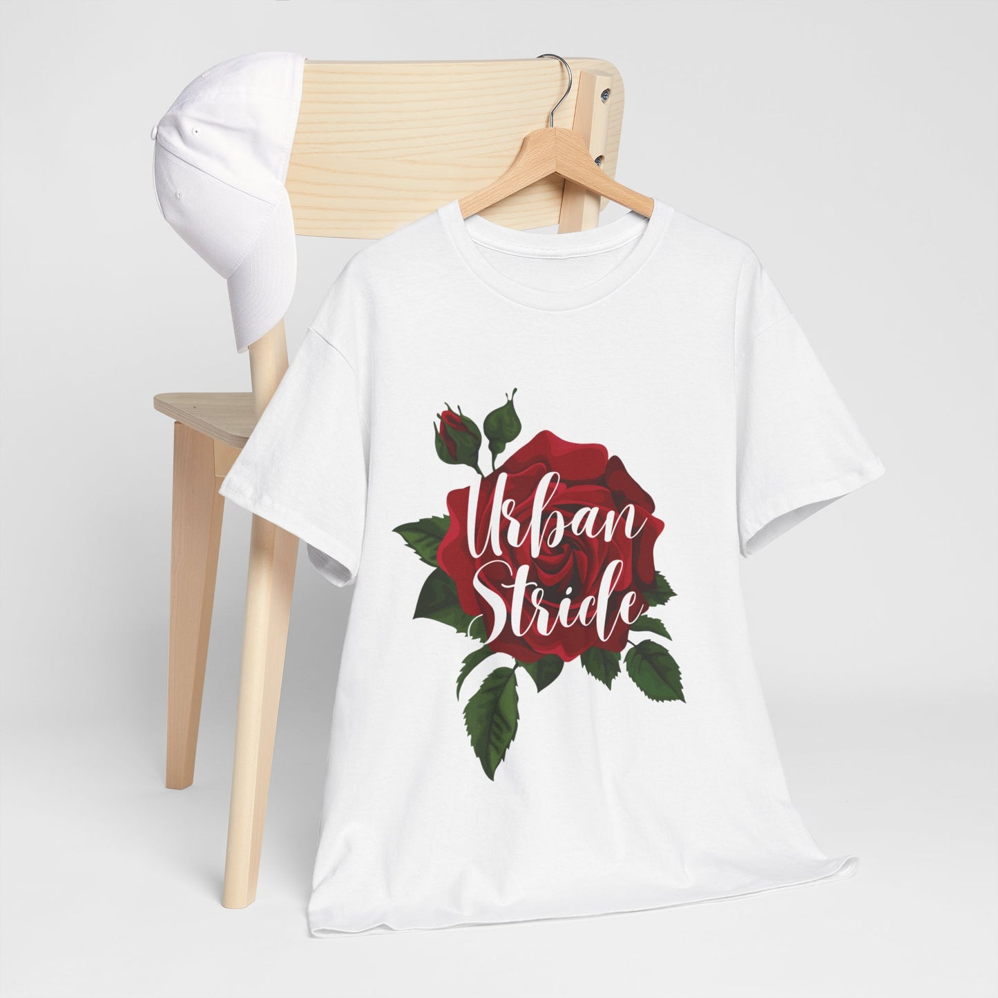 T-shirt con scritta "UrbanStride Vintage Flower