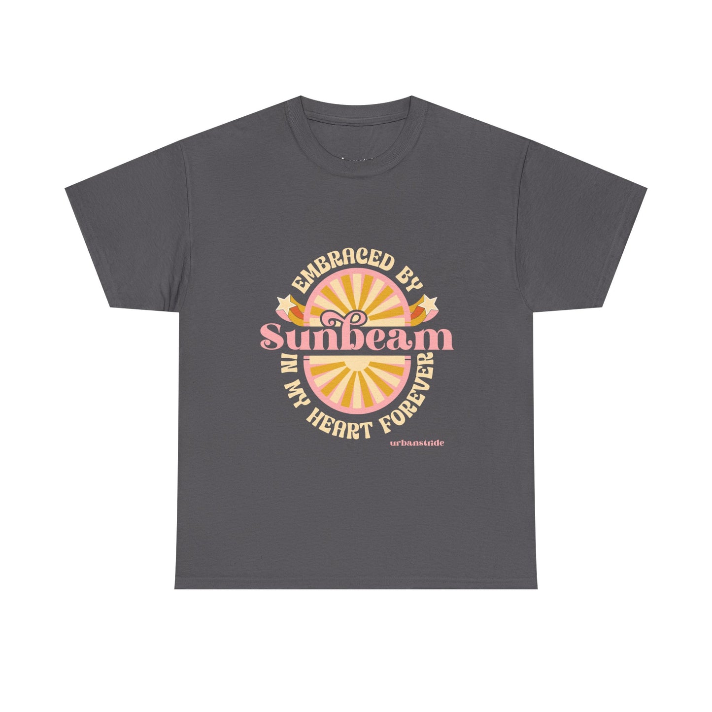 T-shirt con scritta "Embraced by sunbeam in my heart forever"