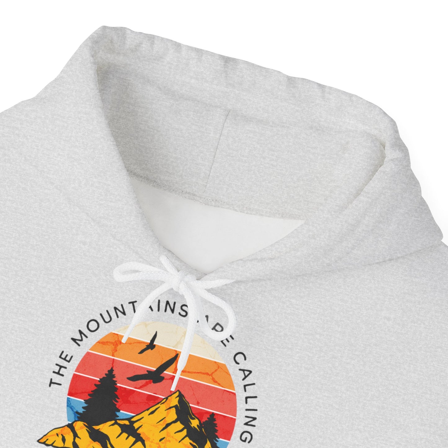 Felpa con scritta "The mountains are calling adventure"