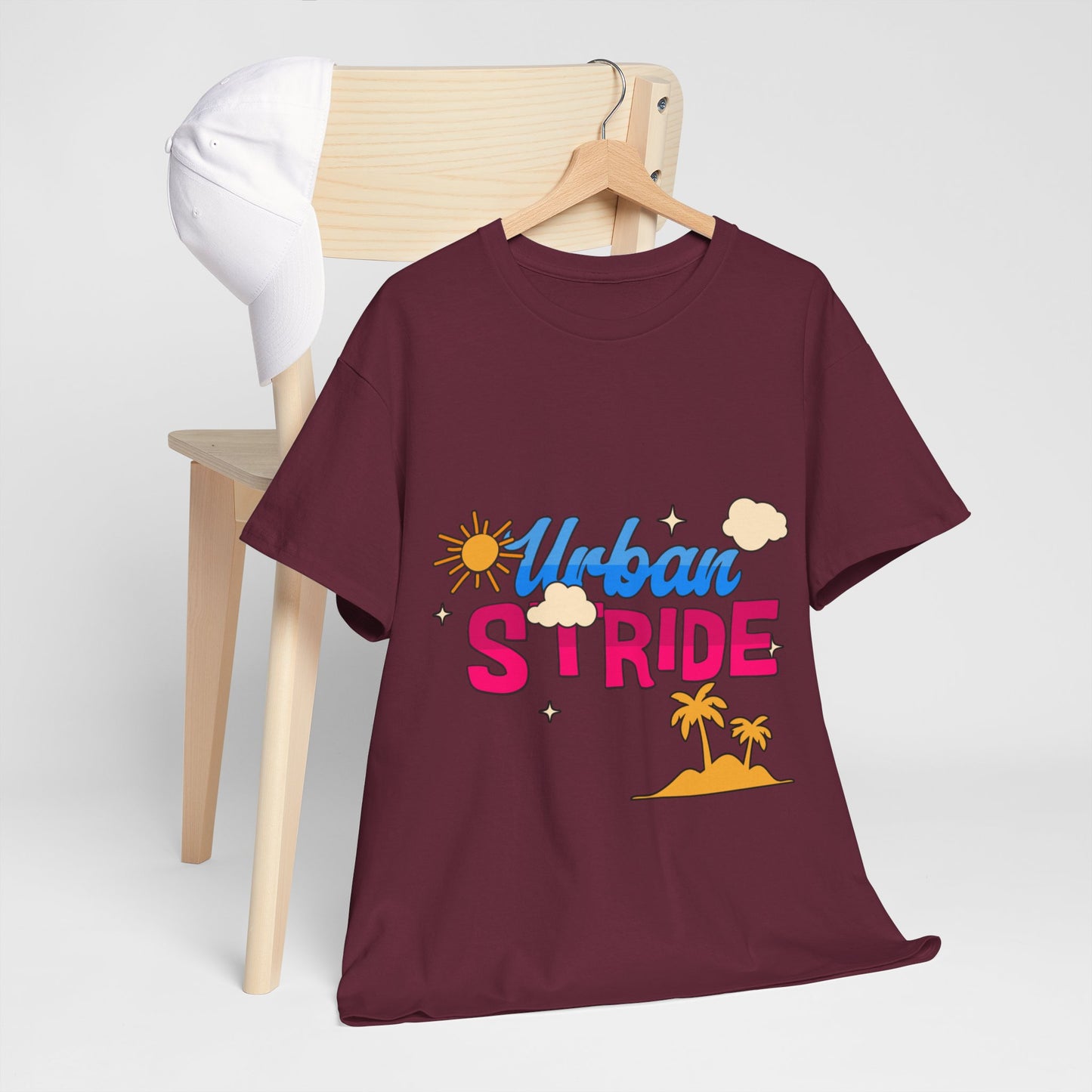 T-shirt con scritta "Urbanstride"al mare