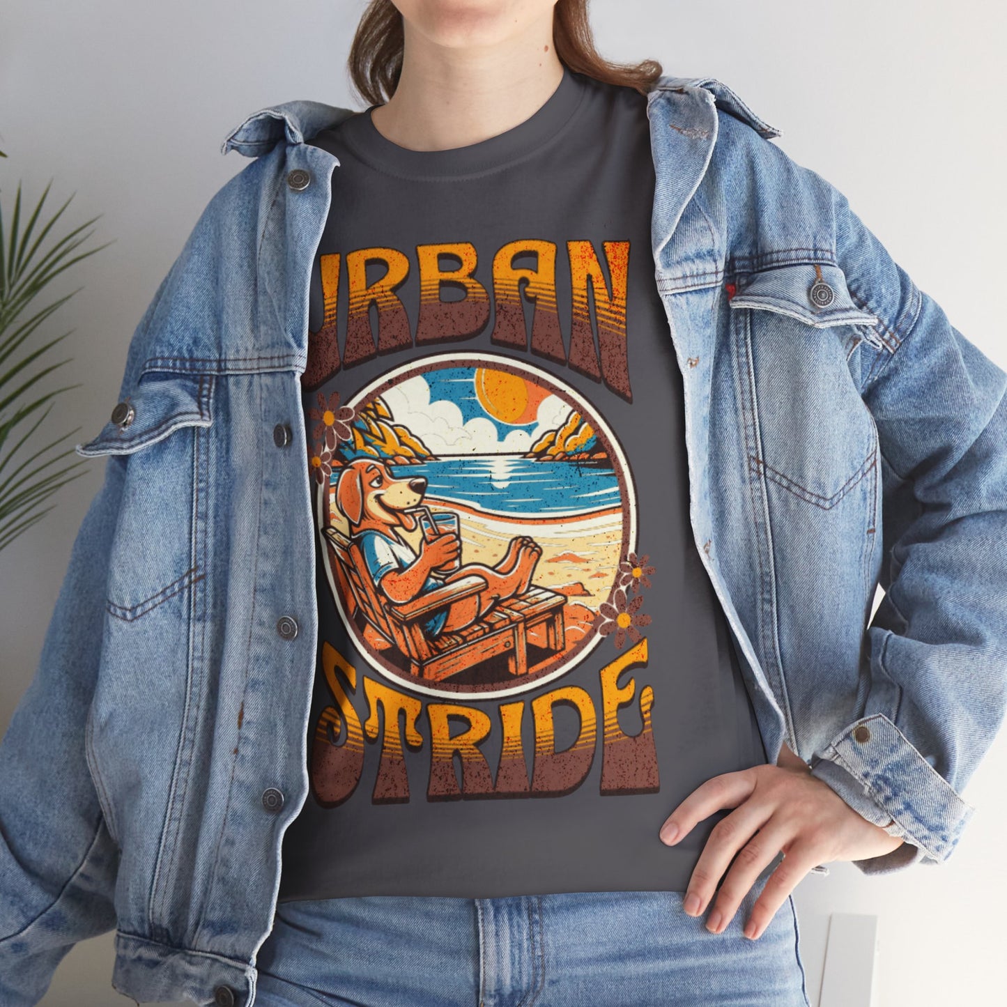 T-shirt con scritta "Urbanstride" e cane