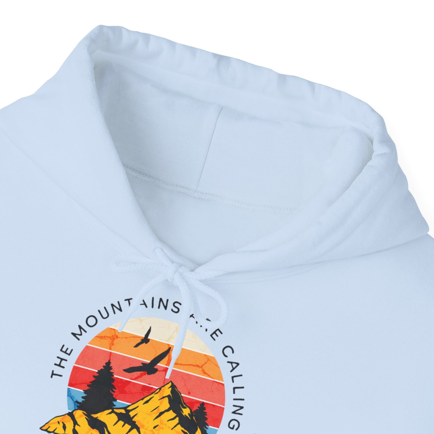 Felpa con scritta "The mountains are calling adventure"