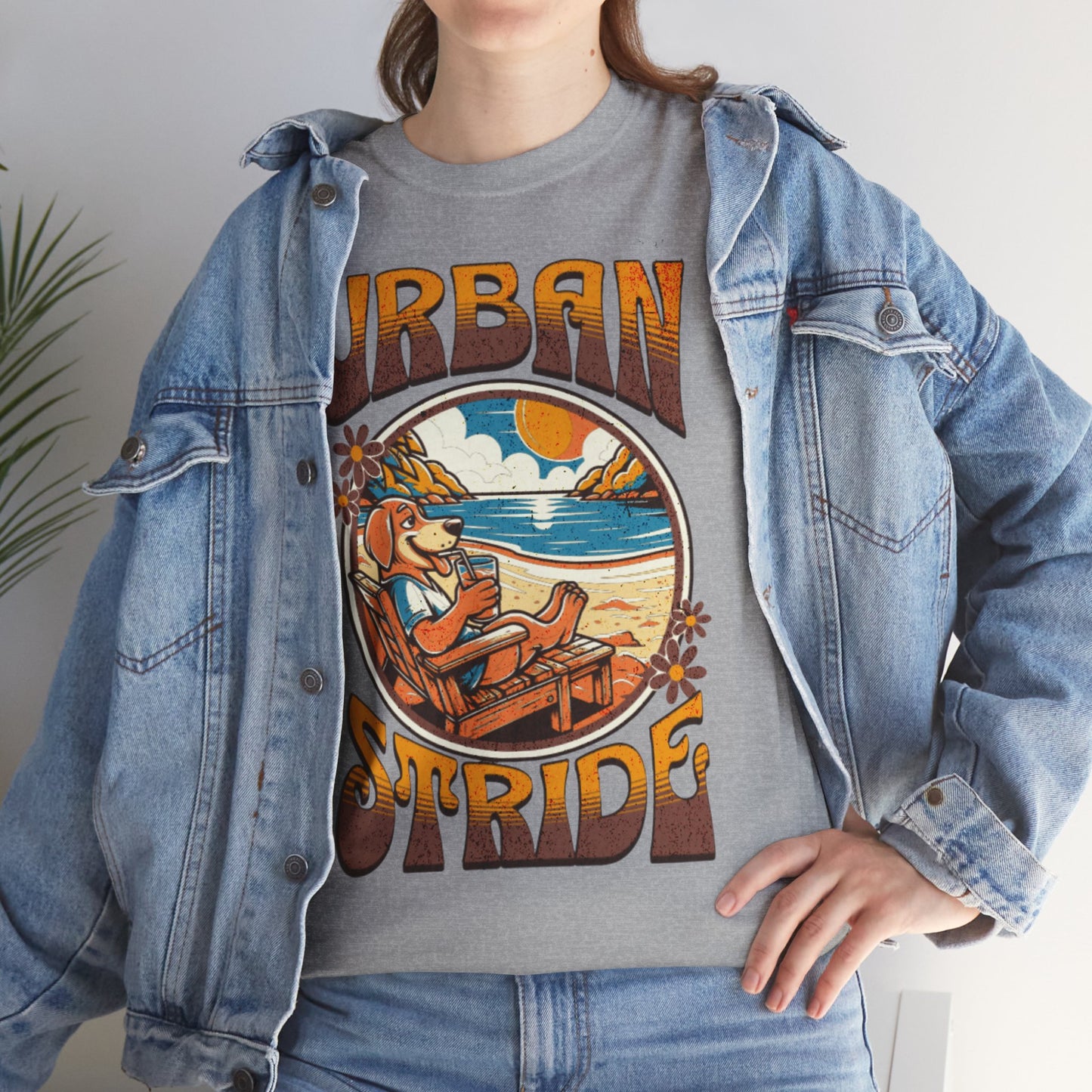 T-shirt con scritta "Urbanstride" e cane
