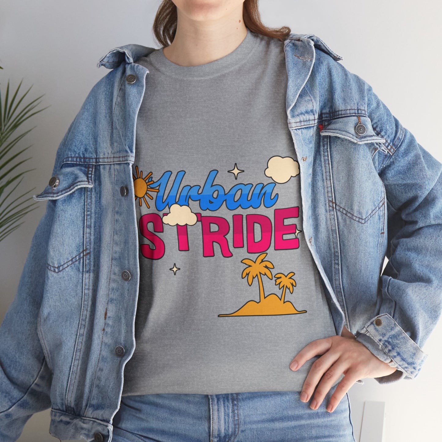 T-shirt con scritta "Urbanstride"al mare