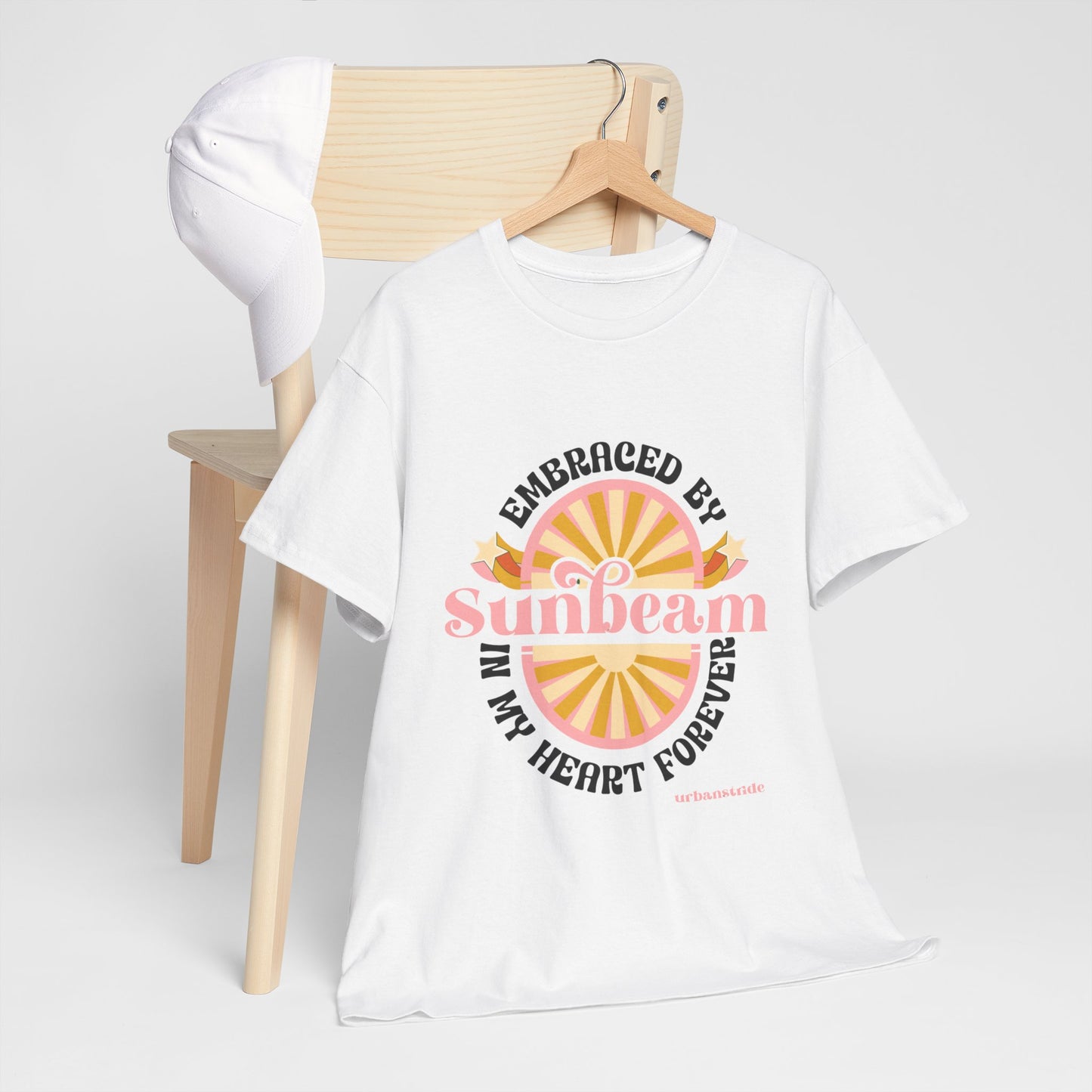 T-shirt con scritta "Embraced by sunbeam in my heart forever"