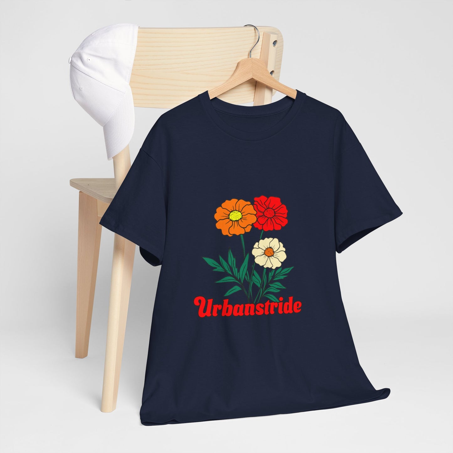 T-shirt con rappresentazione di fiori e scritta "Urbanstride"