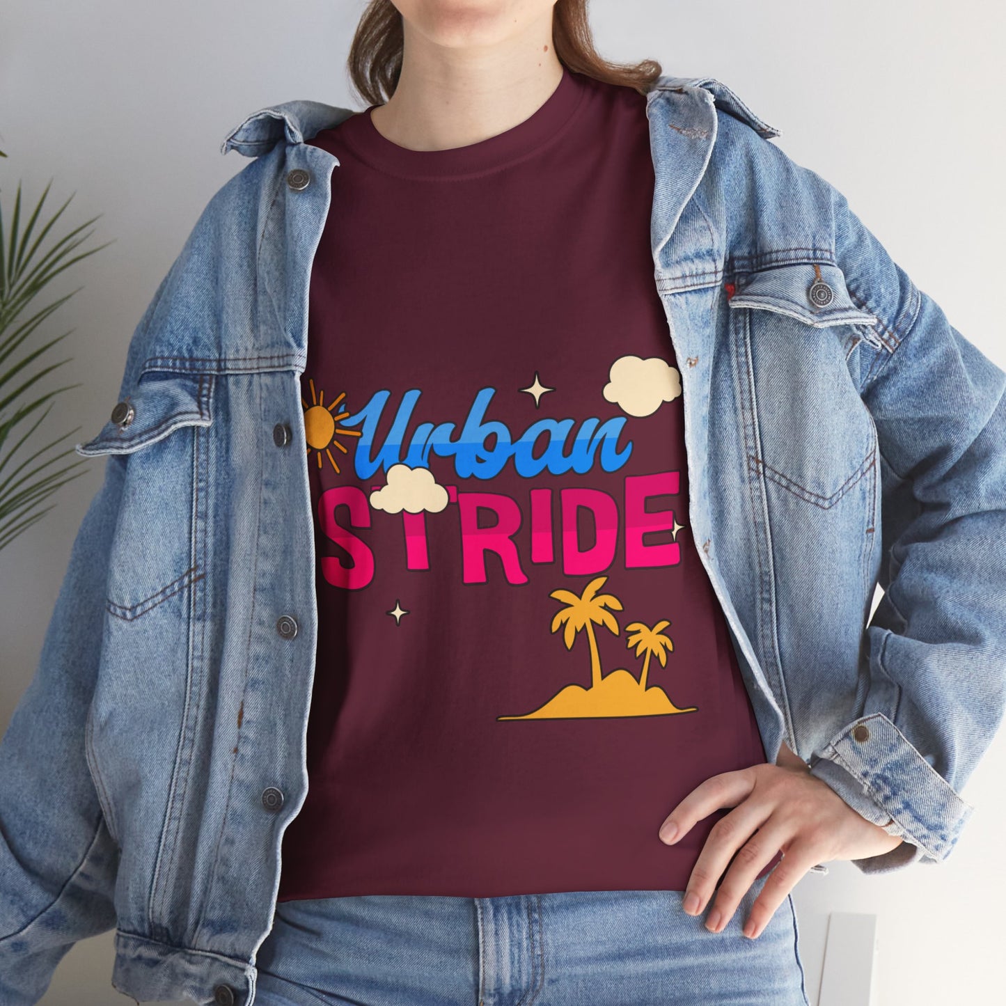 T-shirt con scritta "Urbanstride"al mare