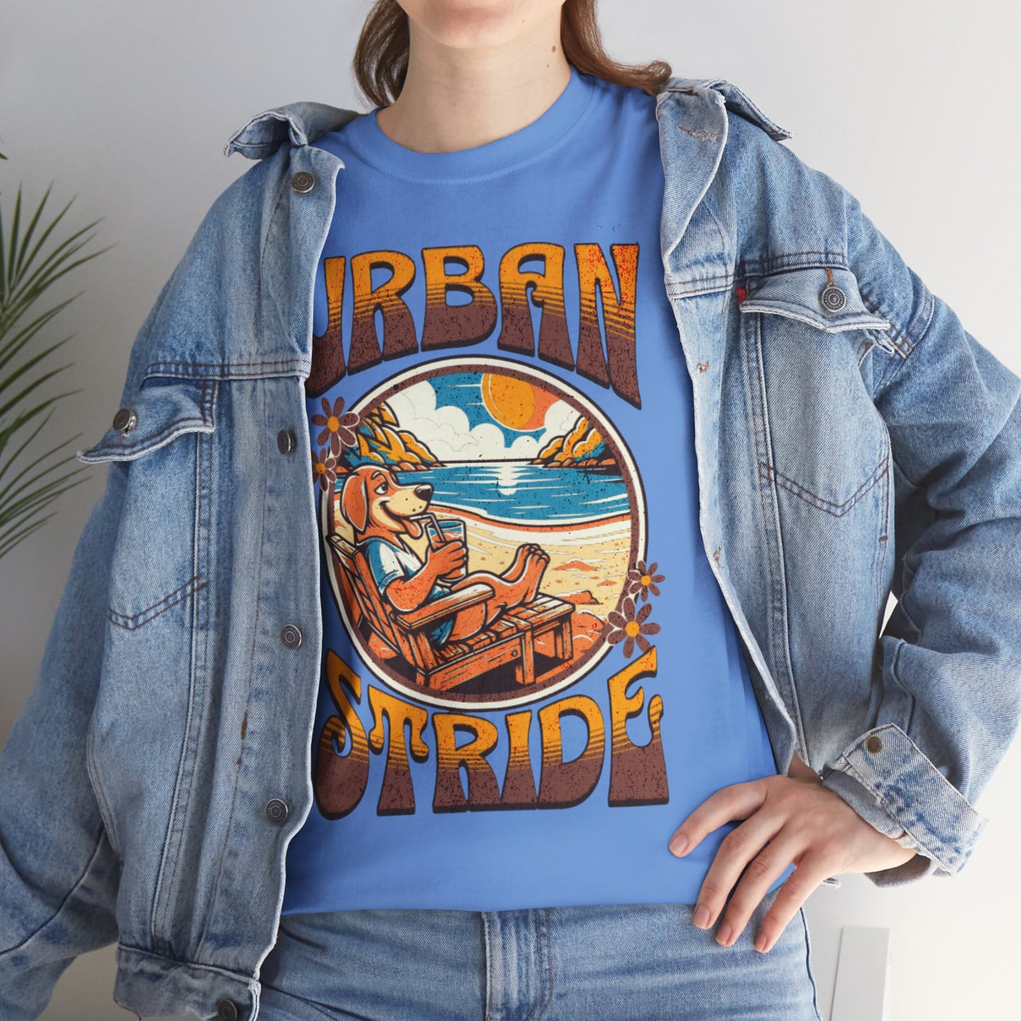 T-shirt con scritta "Urbanstride" e cane