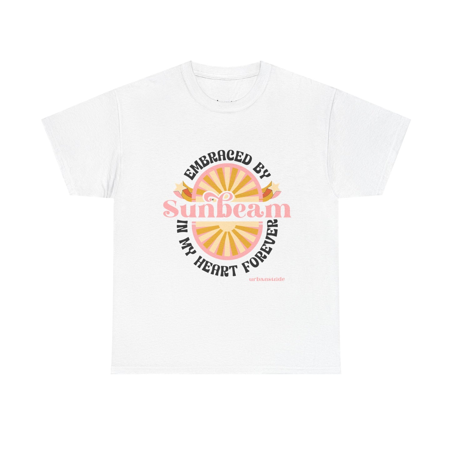 T-shirt con scritta "Embraced by sunbeam in my heart forever"