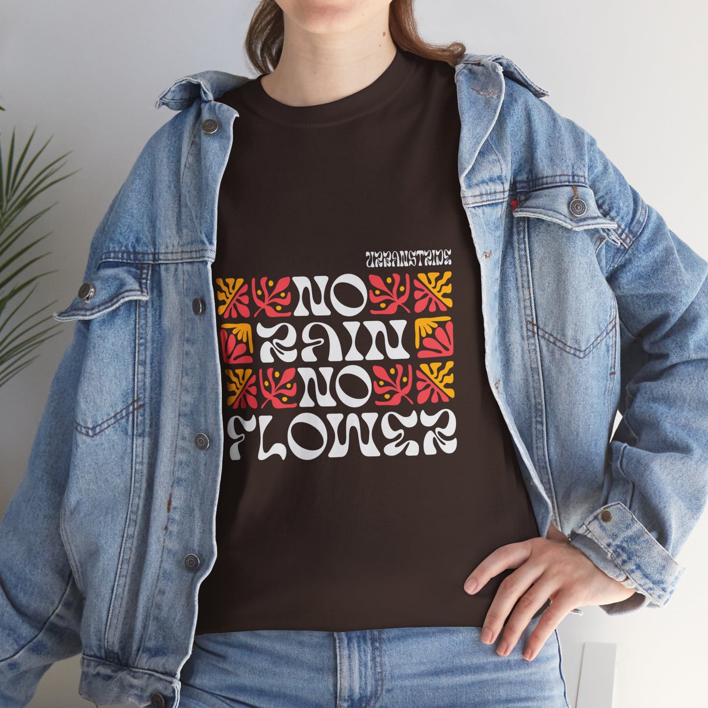 T-shirt con scritta "No rain no flowers"