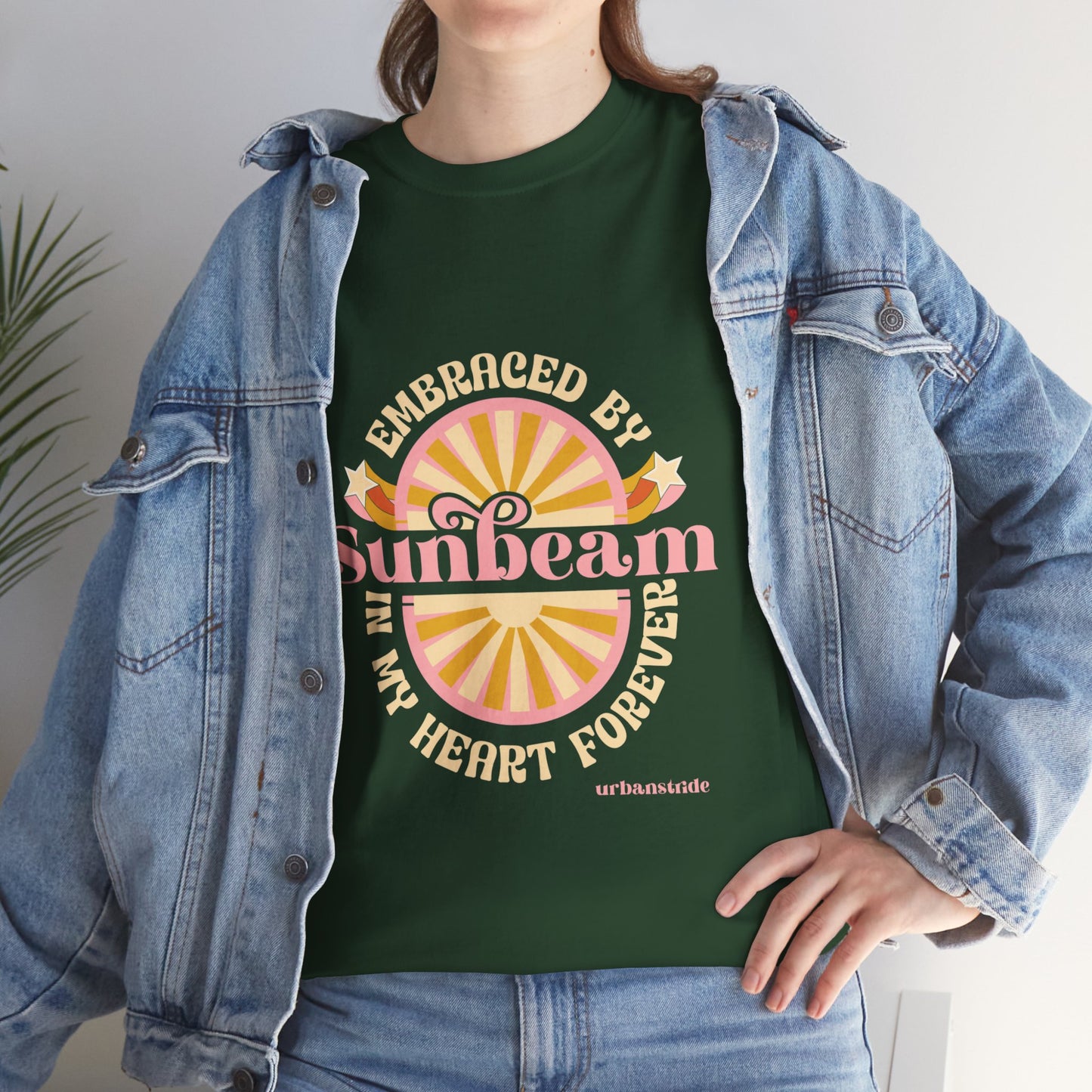 T-shirt con scritta "Embraced by sunbeam in my heart forever"