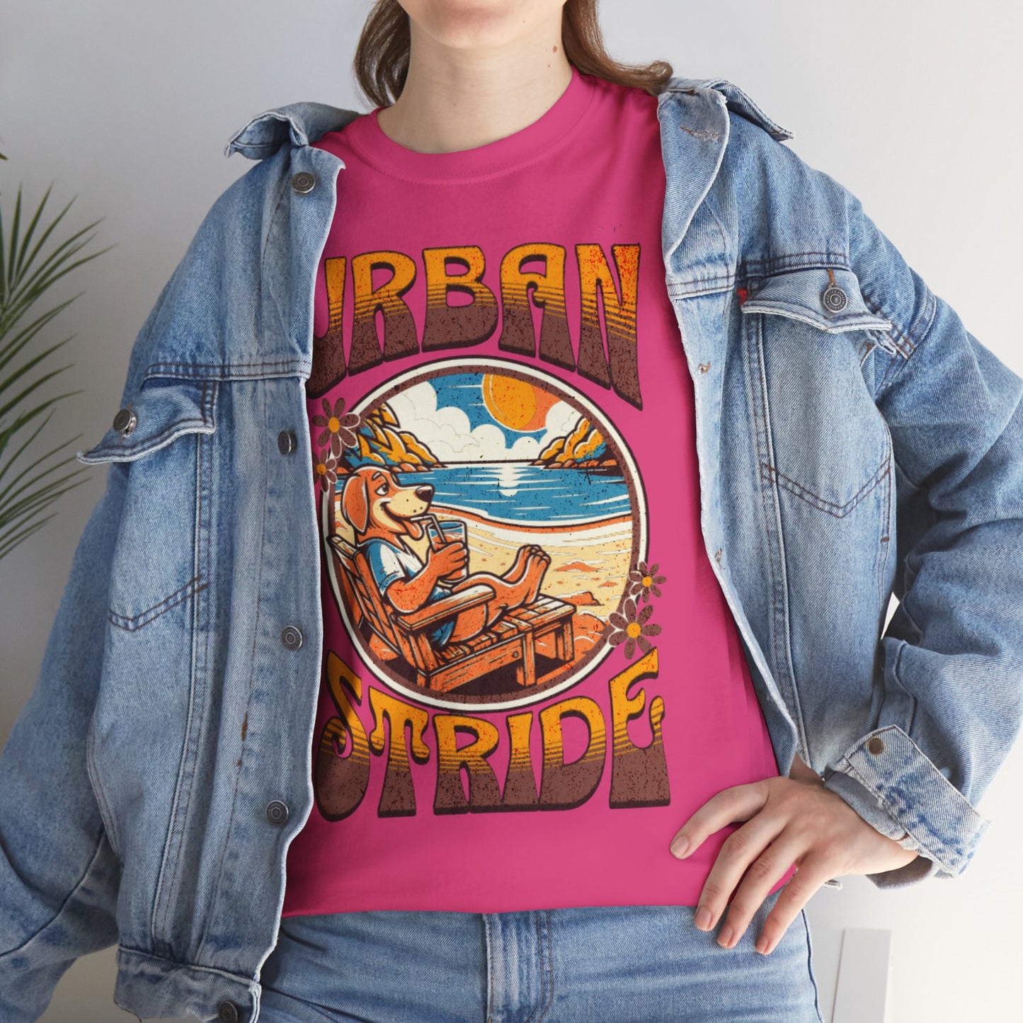 T-shirt con scritta "Urbanstride" e cane