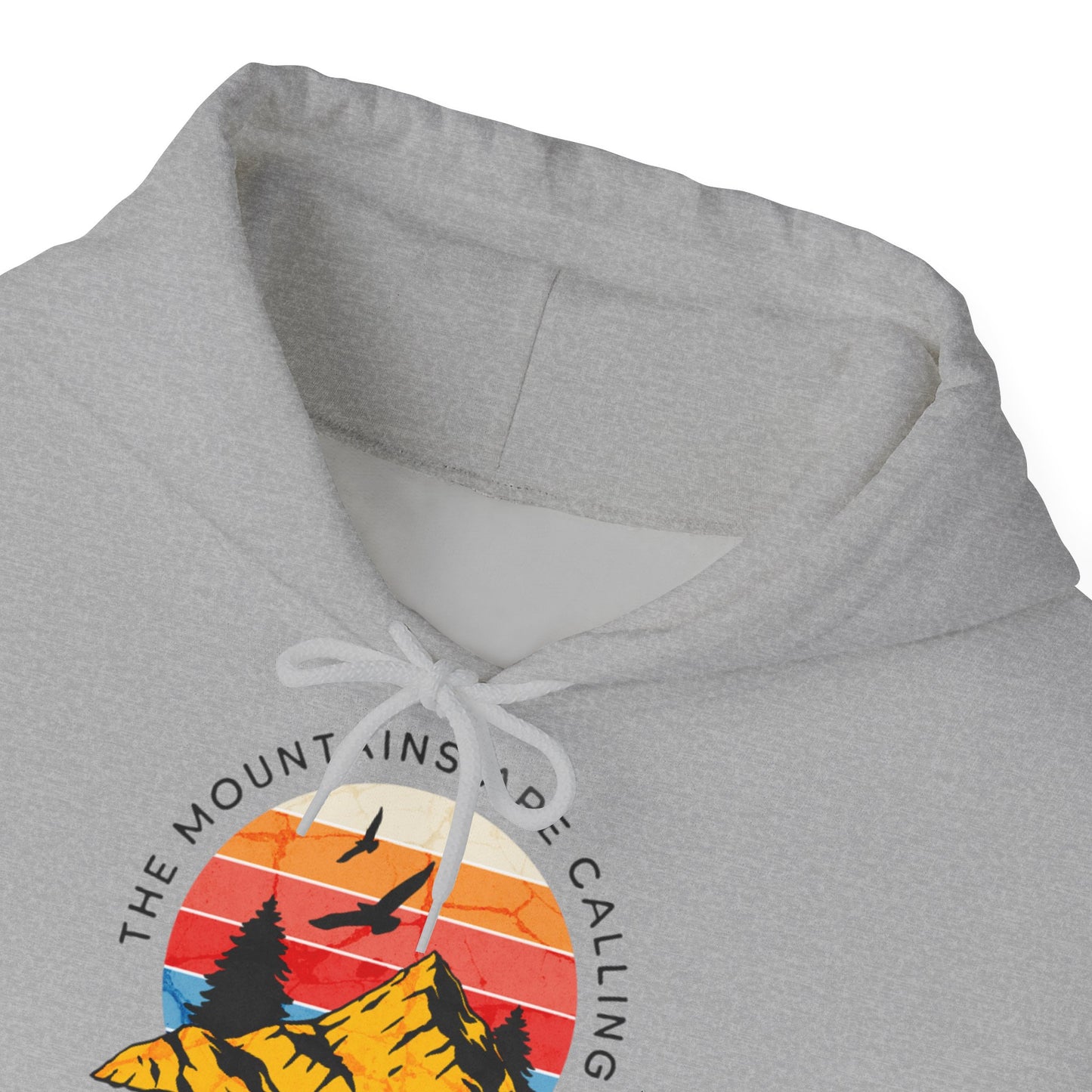 Felpa con scritta "The mountains are calling adventure"