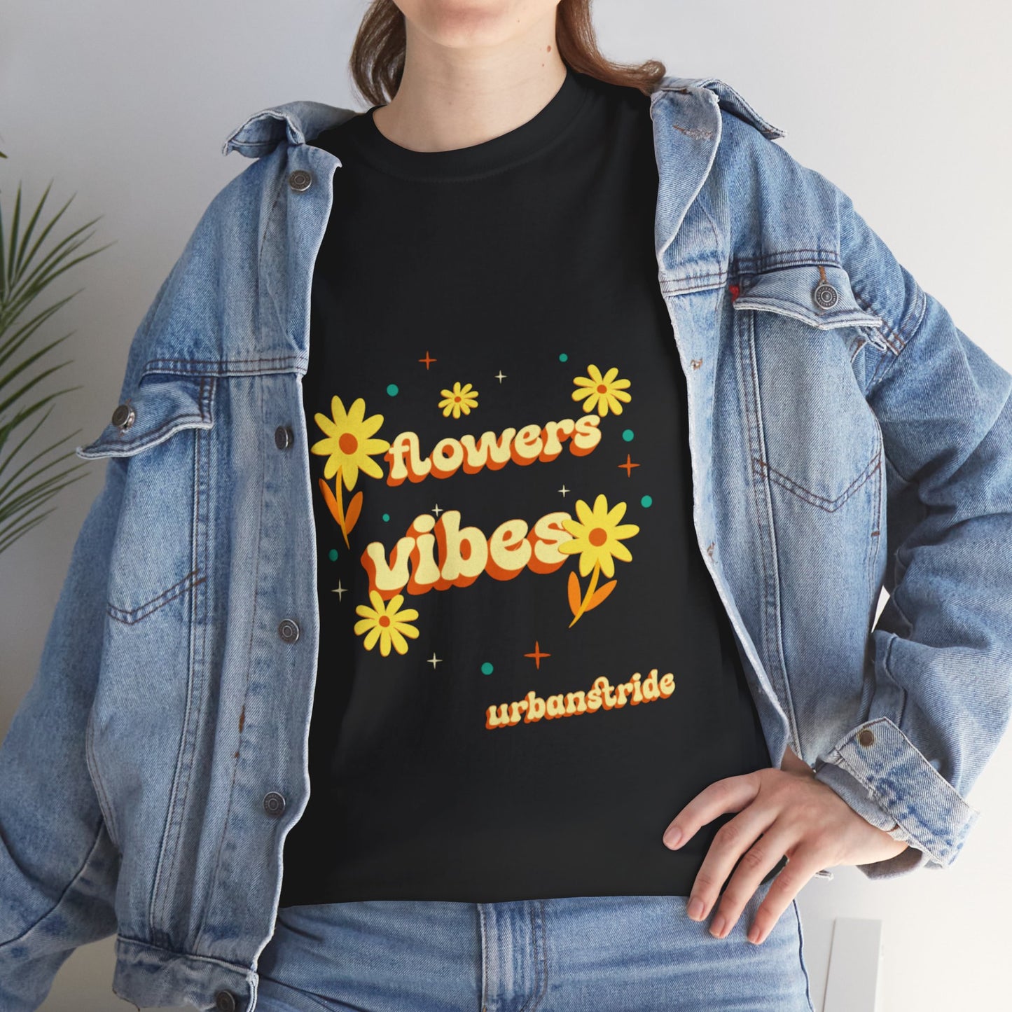 T-shirt con scritta "Flowers vibes"