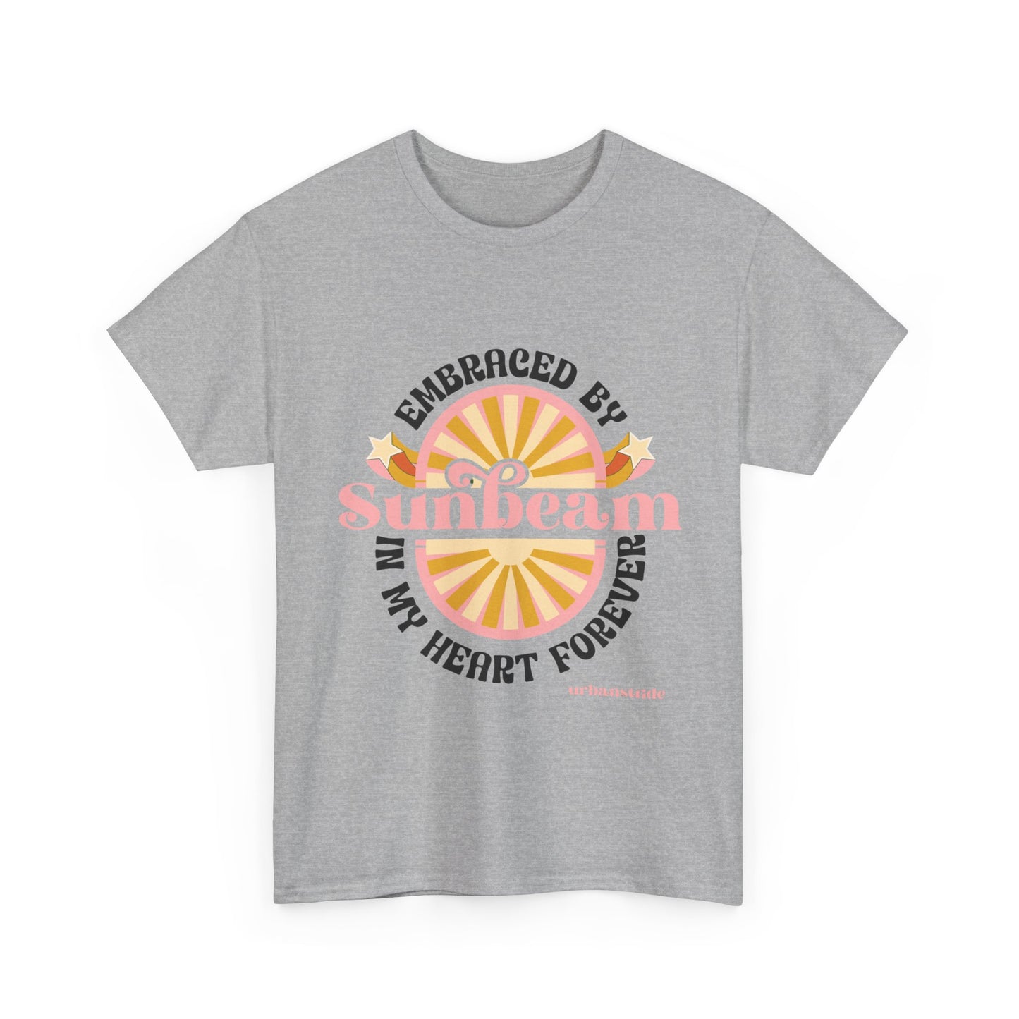 T-shirt con scritta "Embraced by sunbeam in my heart forever"